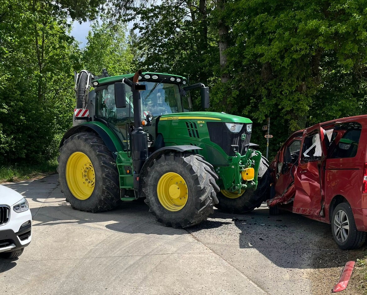 Coeuve JU: Traktor mit Mistfass kollidiert bei Bonfol frontal mit Auto