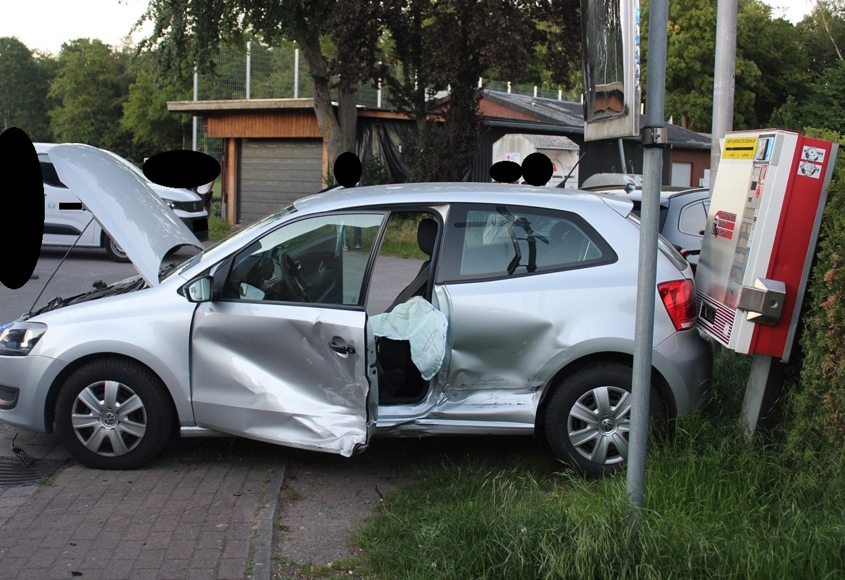 Petershagen, NRW: Auto kracht nach Kreuzungscrash gegen Zigarettenautomat