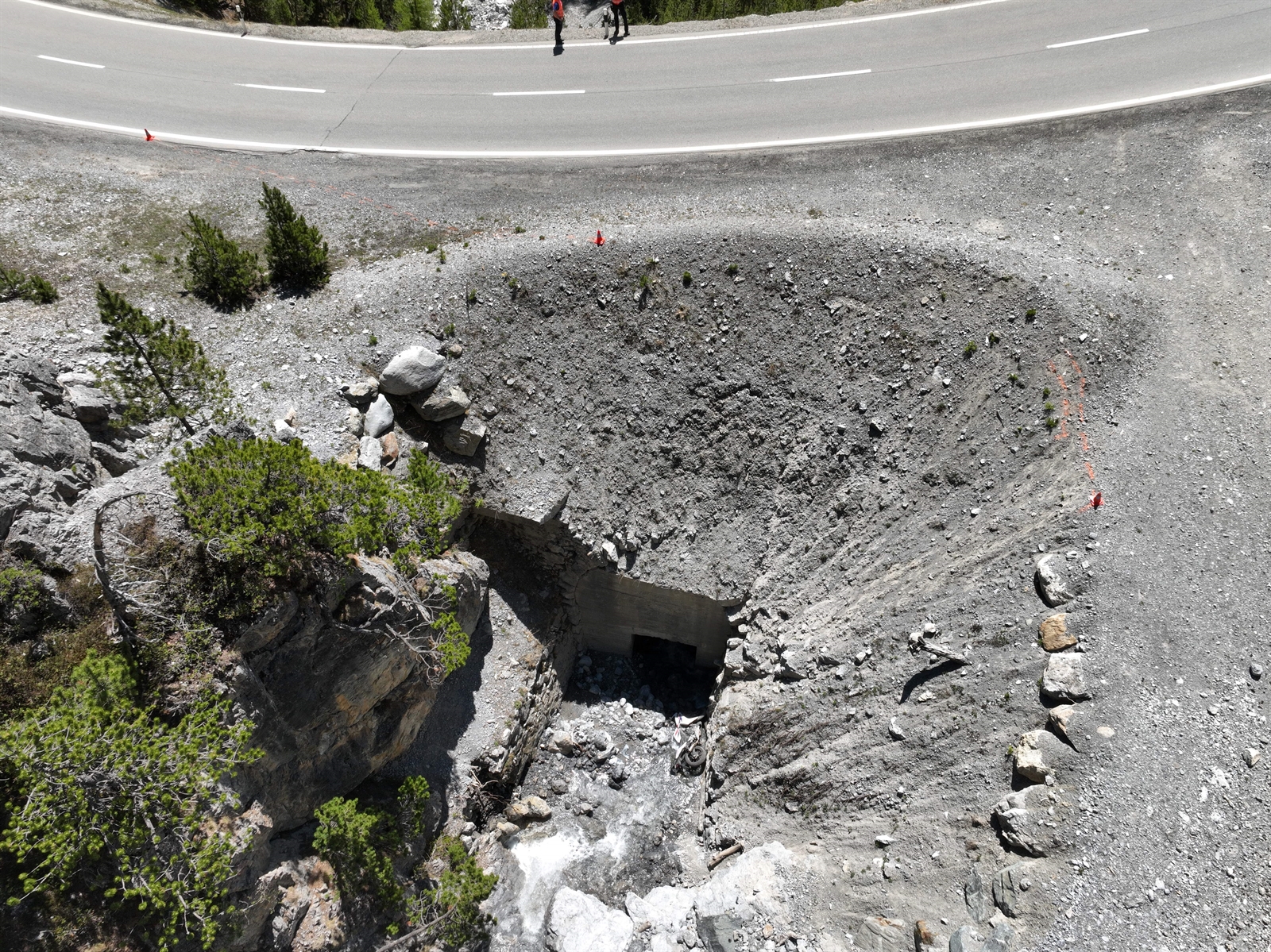 Zernez GR: Französischer Töfffahrer prallt am Ofenpass in Erdwall und wird schwer verletzt