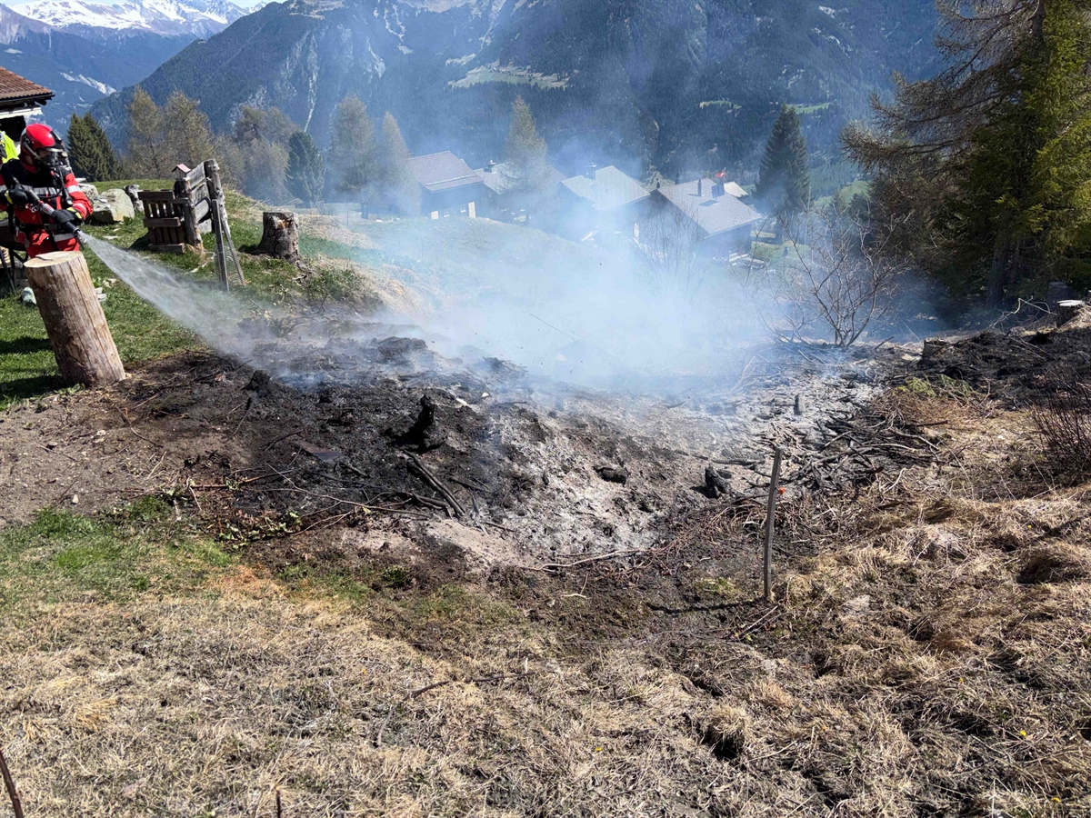 Parsonz GR: Flurbrand nahe Wohnhaus – Feuerwehr verhindert Ausbreitung