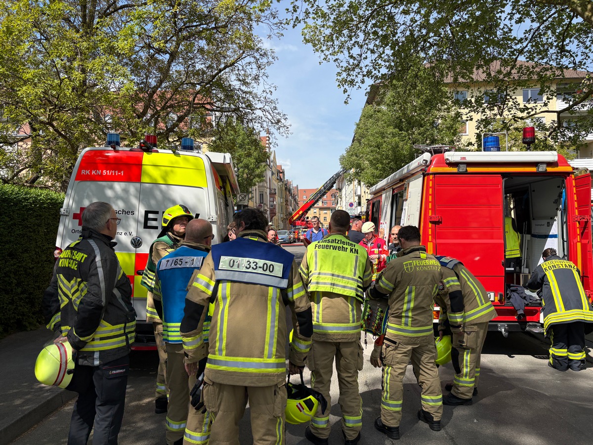 Konstanz, Baden-Württemberg: Feuerwehr rettet Person aus verrauchter Wohnung
