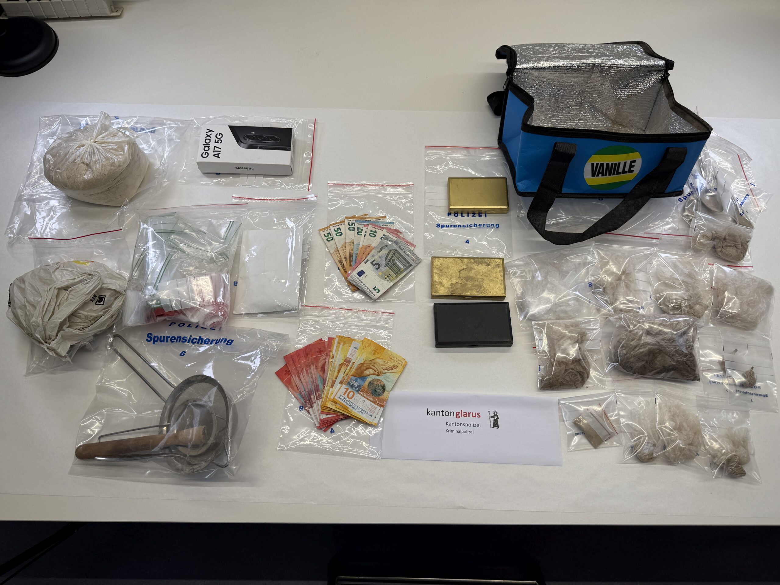 Näfels GL: Albaner mit rund einem Kilo Heroin und Bargeld festgenommen