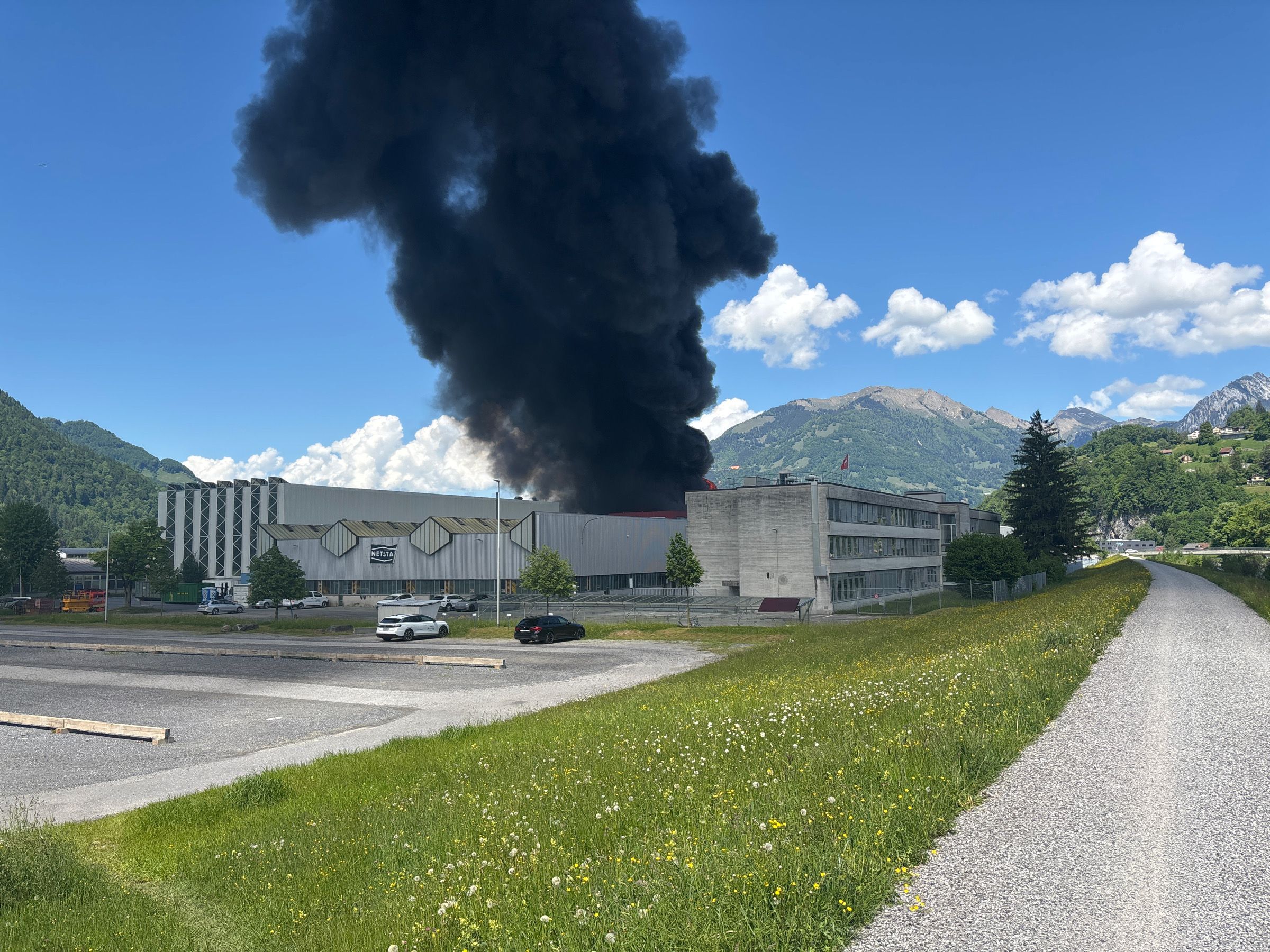 Näfels GL: Grossbrand bei Netstal Maschinen AG – über 100 Einsatzkräfte vor Ort