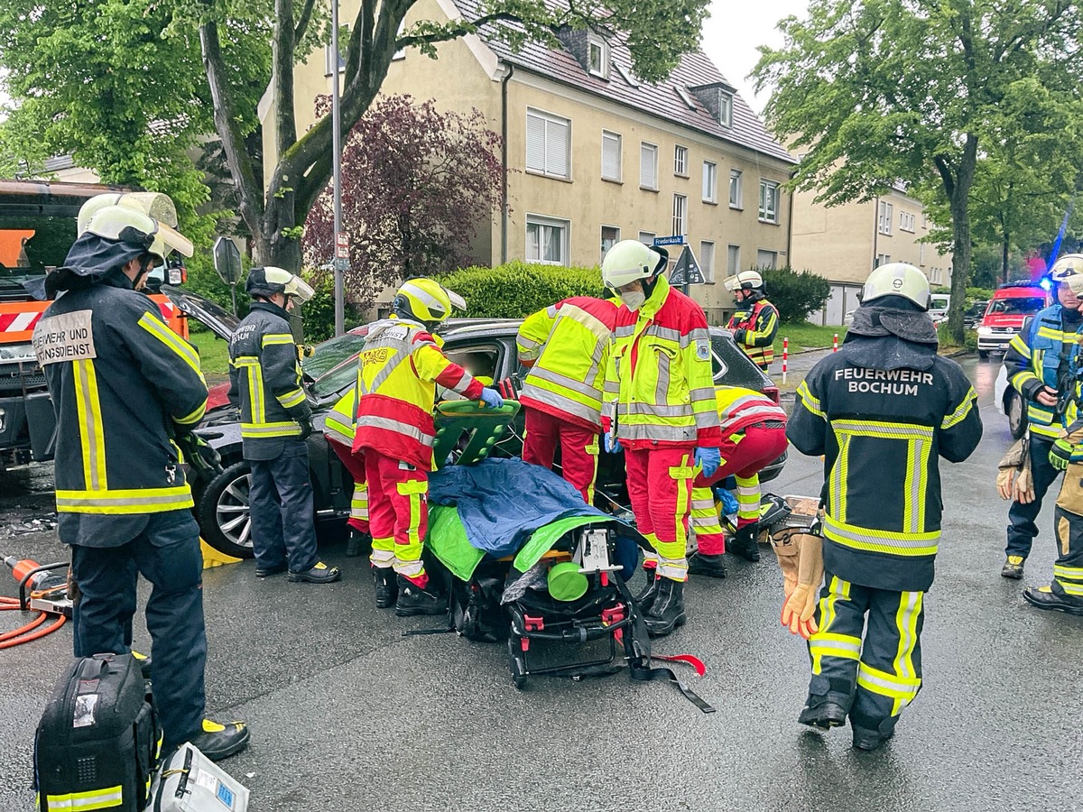 Bochum, Nordrhein-Westfalen: Kehrmaschine kracht in Autos – Frau eingeklemmt