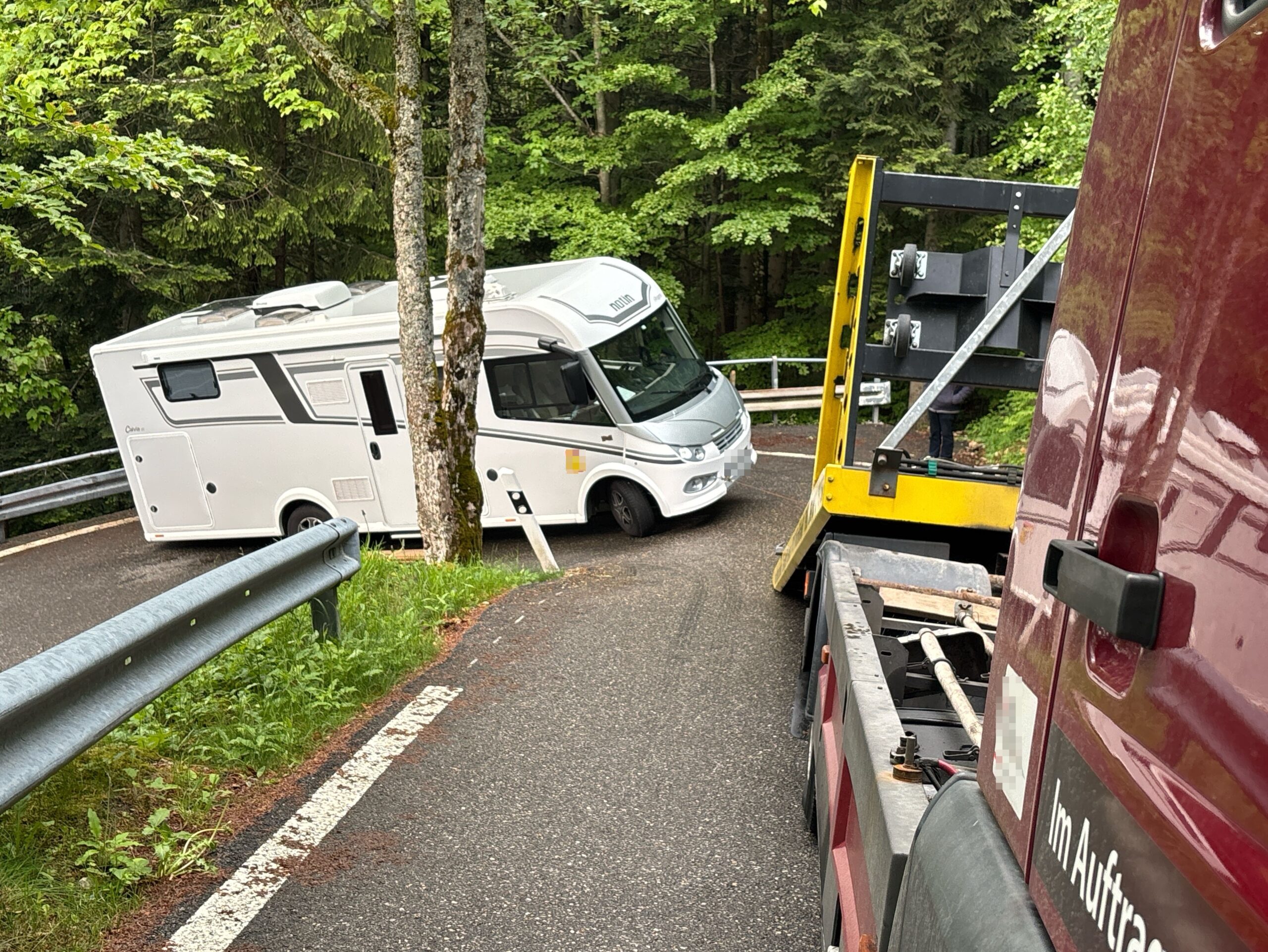 Welschenrohr SO: Wohnmobil bleibt nach Missachtung des Fahrverbots in Kurve stecken