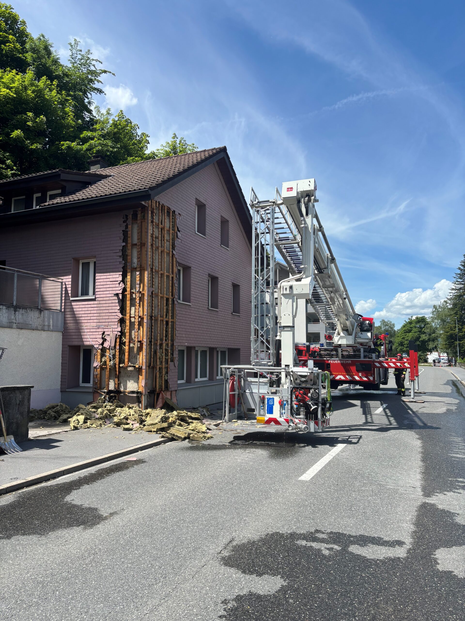 Oberurnen GL: Gebäudefassade steht in Flammen – Hauptstrasse gesperrt