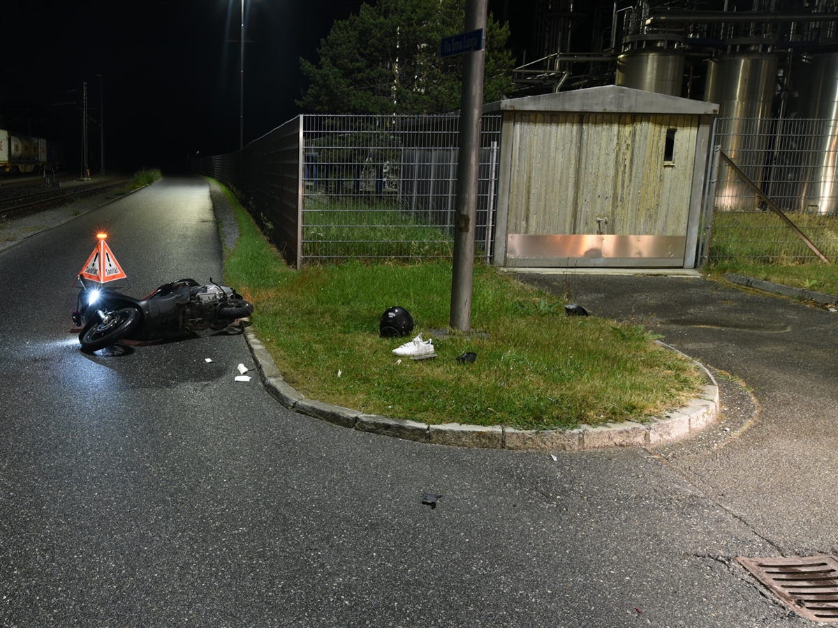 Domat/Ems GR: Motorradfahrer (40) prallt gegen Randstein und stürzt schwer