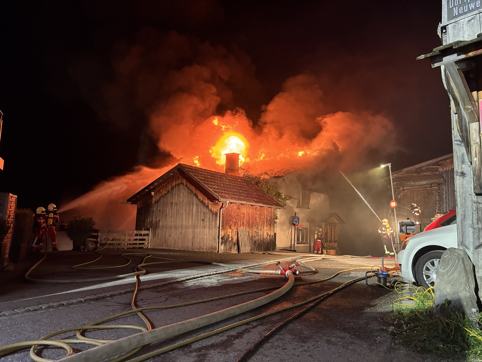 Malix GR: Wohnhaus steht in Vollbrand – Familie mit Kindern kann flüchten