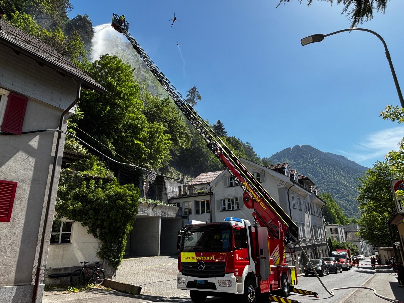Chur GR: Feuerwehr und Löschhelikopter bekämpfen Waldbrand beim Lürlibad