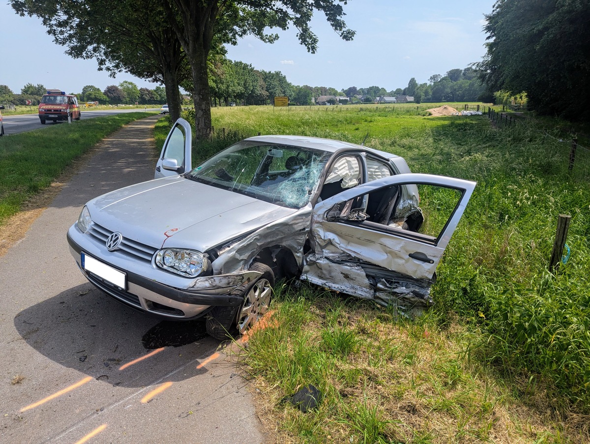 Bedburg-Hau, NRW: Feuerwehr rettet verletzte Frau mit Spezialgerät aus Auto