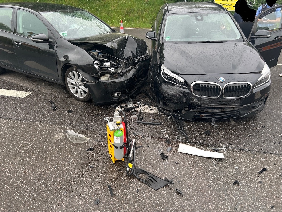 Lohnsfeld, Rheinland-Pfalz: Zwei Autos stoßen auf Landesstraße zusammen