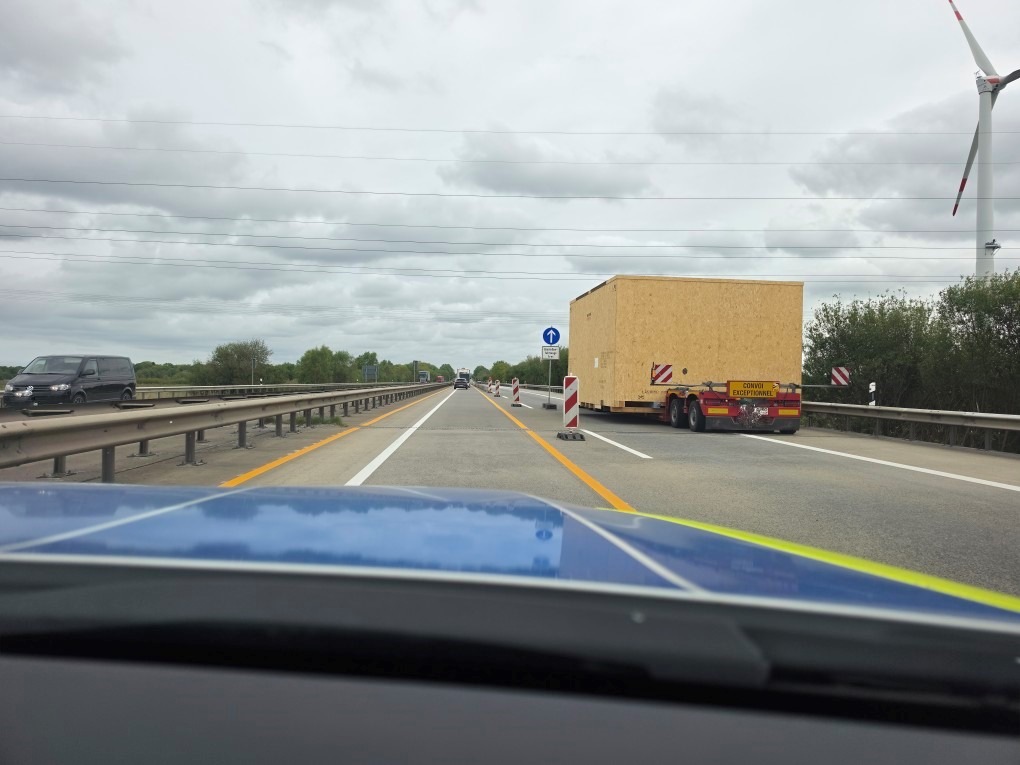 Cuxhaven, Niedersachsen: Mega-Transport kommt nicht durch Baustelle auf der A27