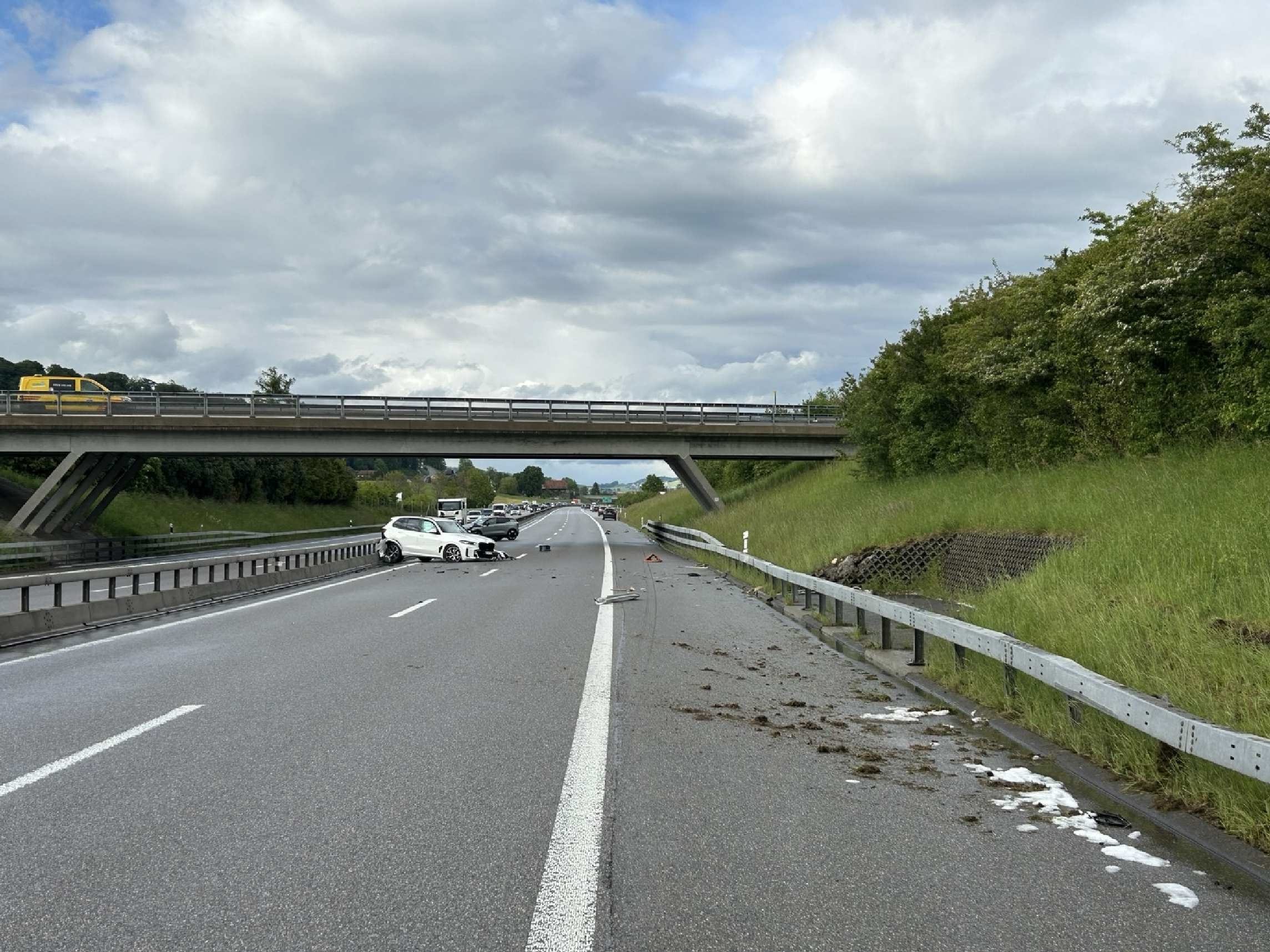 Rossens/Châtel-St-Denis FR: Schnee und Regen lösen Massenkarambolagen auf A12 aus