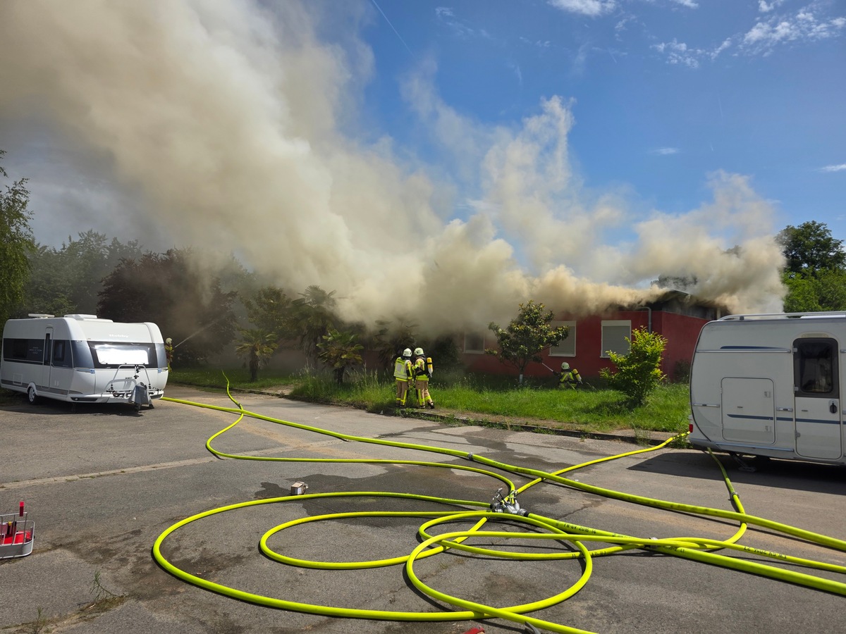 Grevenbroich, NRW: Mehr als 70 Feuerwehrkräfte bekämpfen Dachstuhlbrand