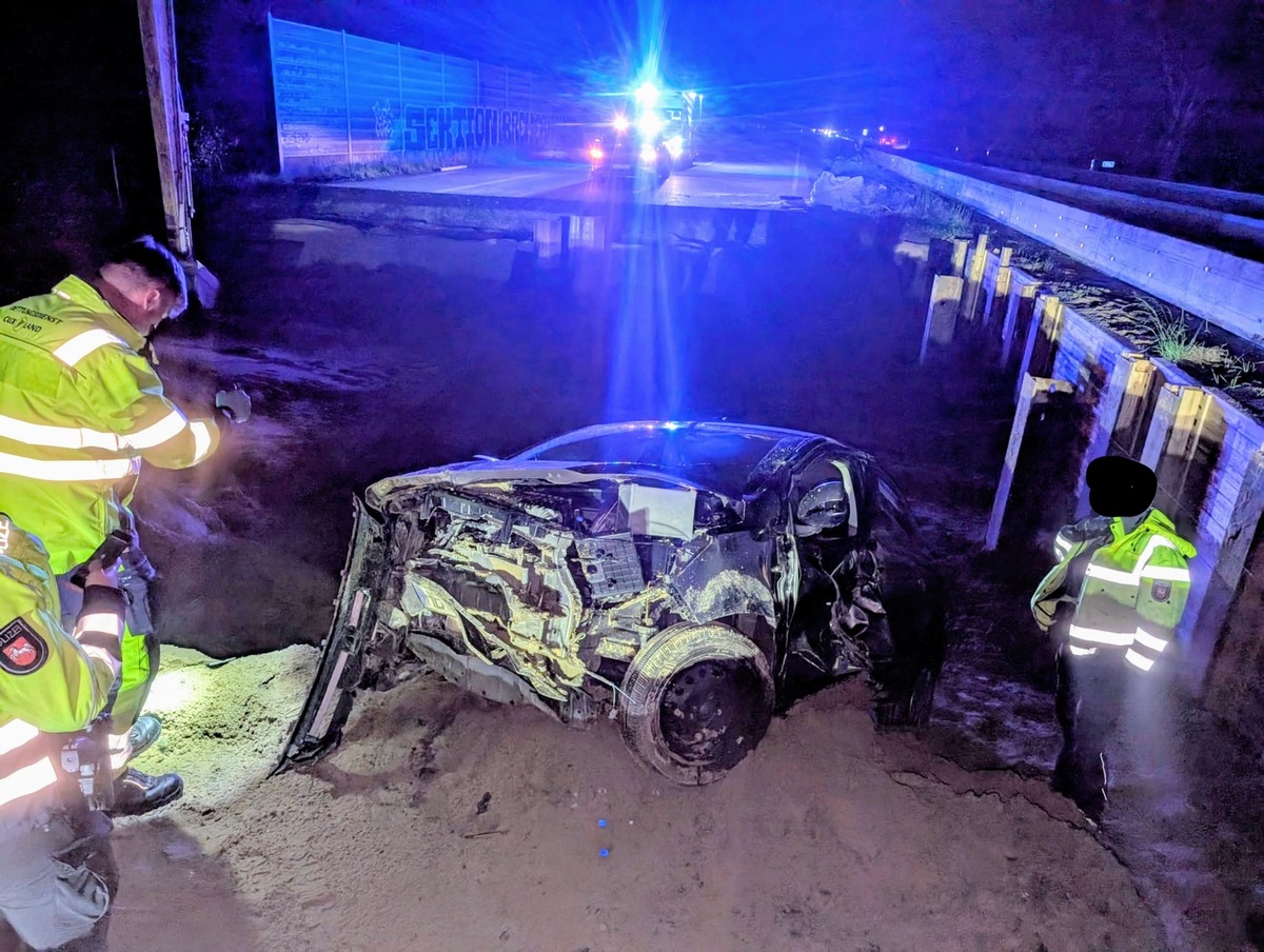 Hagen, NDS: Autofahrer stürzt mit Pkw in riesige Autobahn-Baugrube