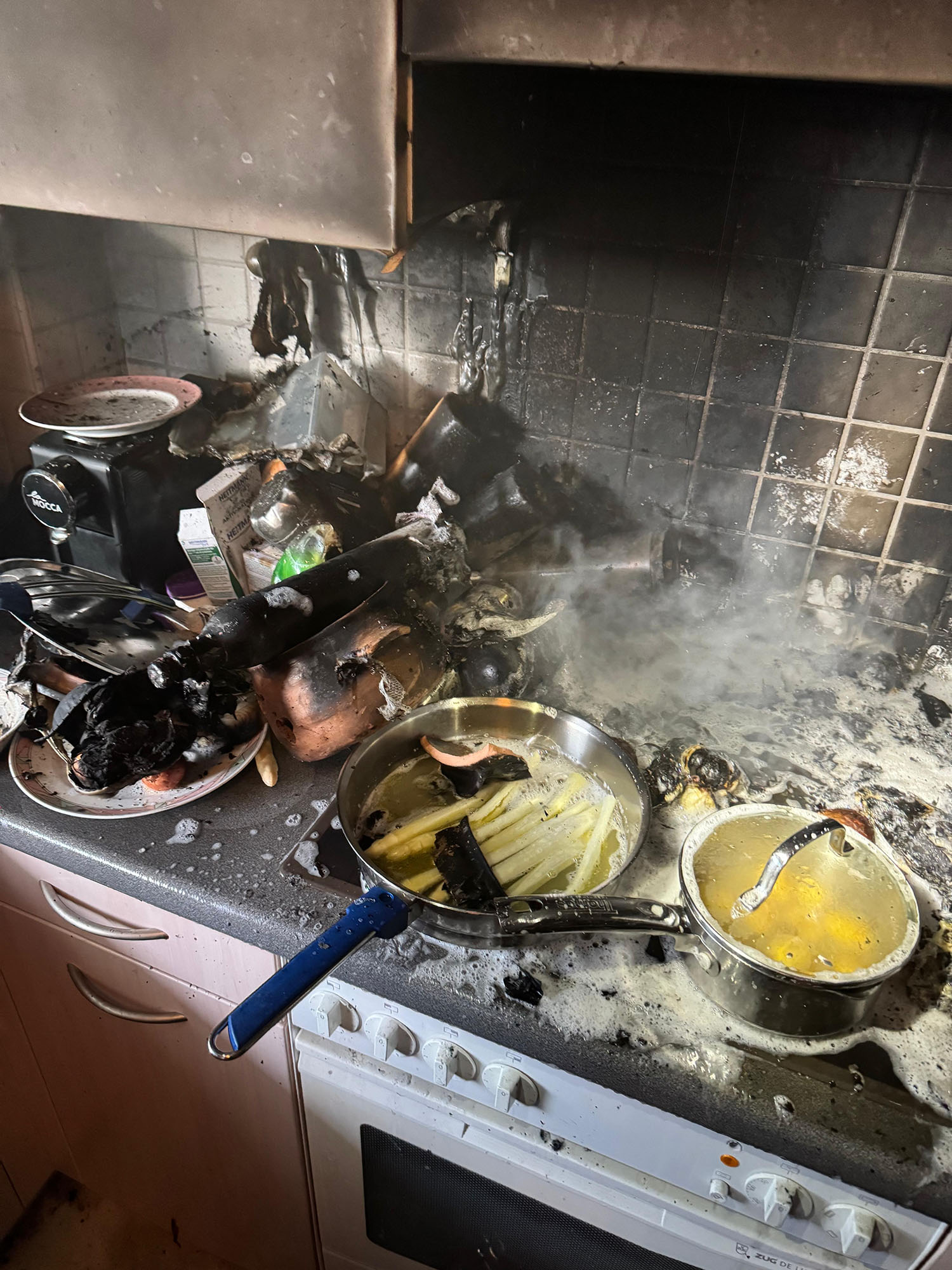 Reinach BL: Küchenbrand in Mehrfamilienhaus – Frau ins Spital gebracht
