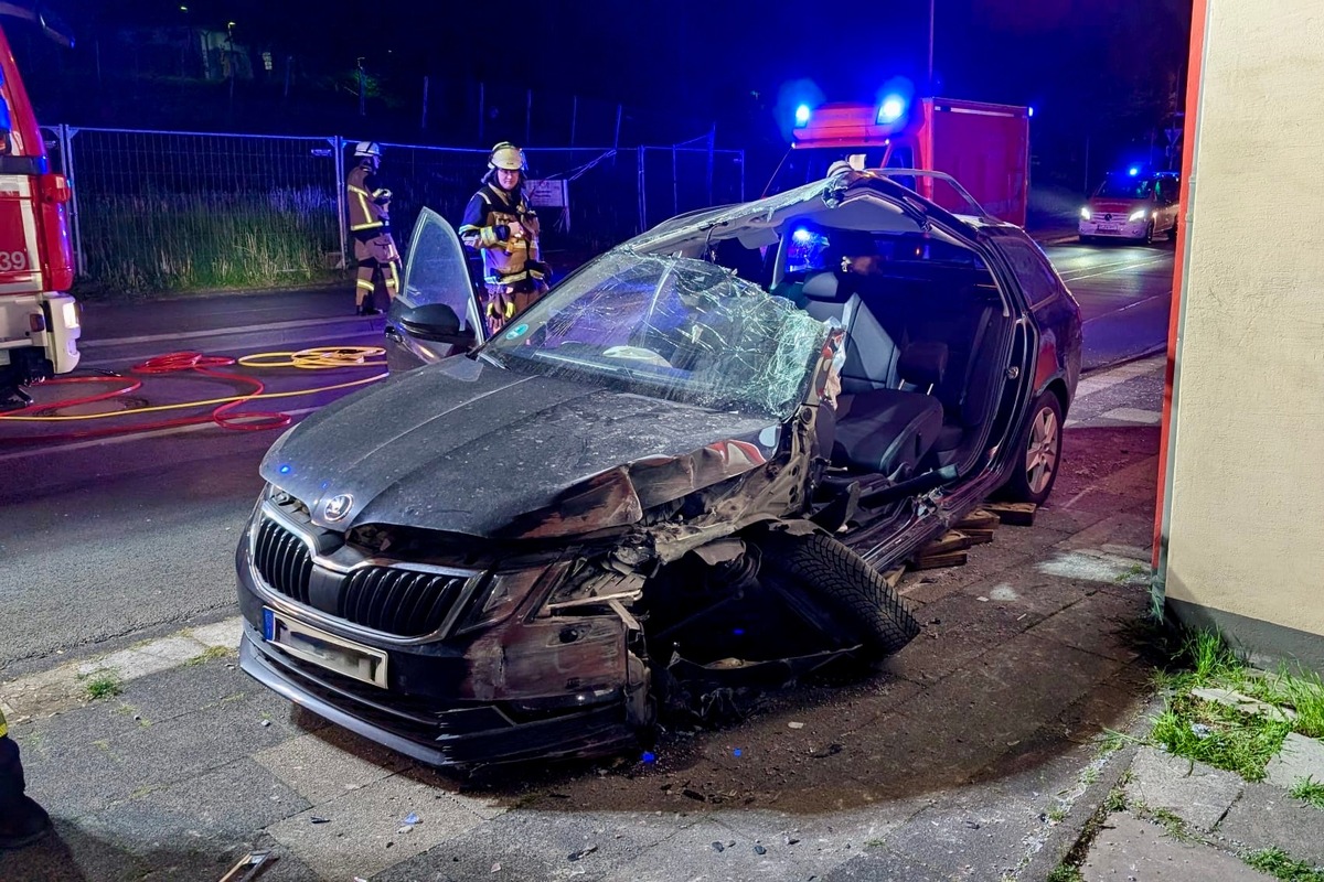 Essen, Nordrhein-Westfalen: Pkw prallt gegen Gebäude – Feuerwehr rettet Fahrer