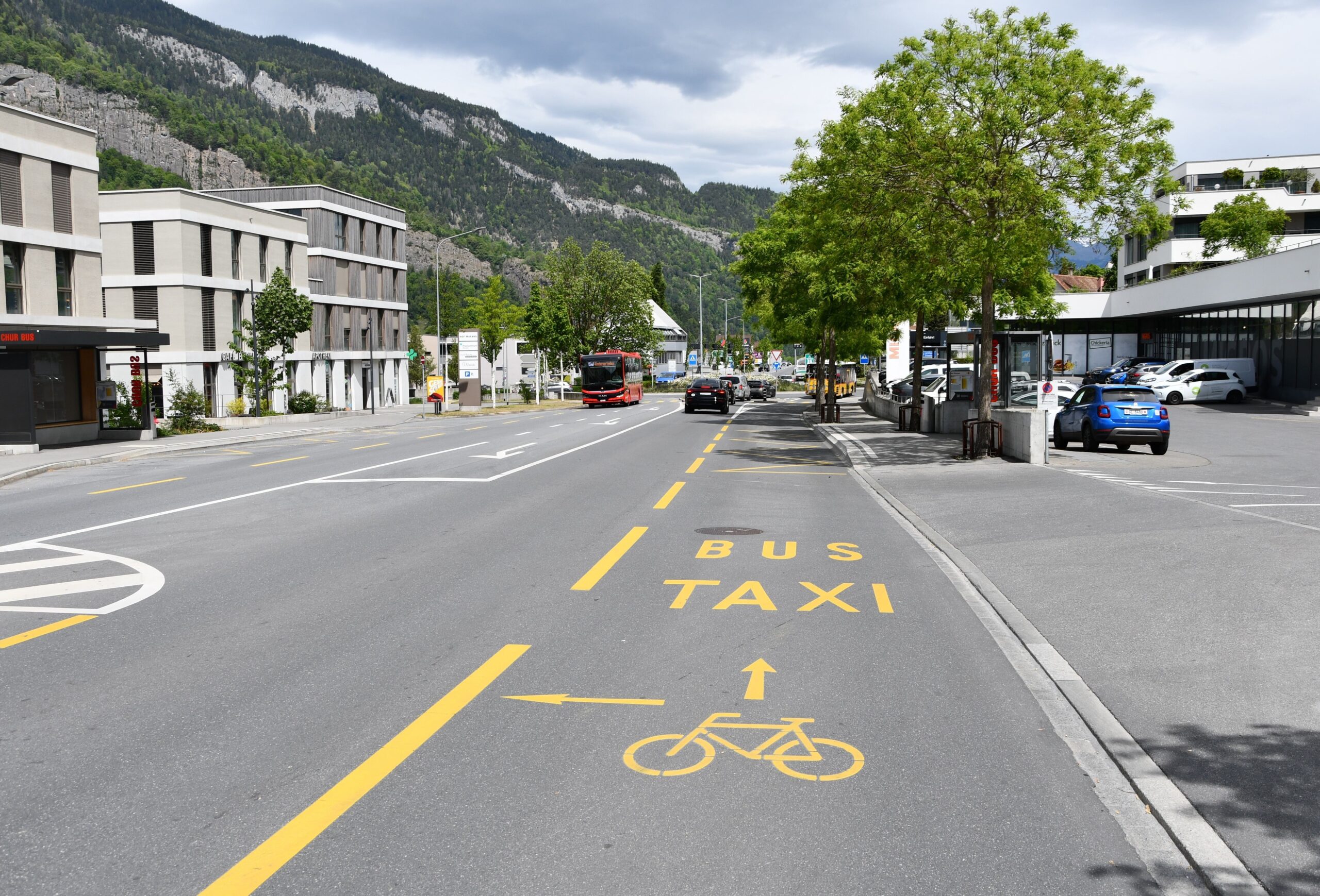 Chur GR: 17-jähriger Velofahrer nach Crash mit Auto verletzt – Rettung im Einsatz