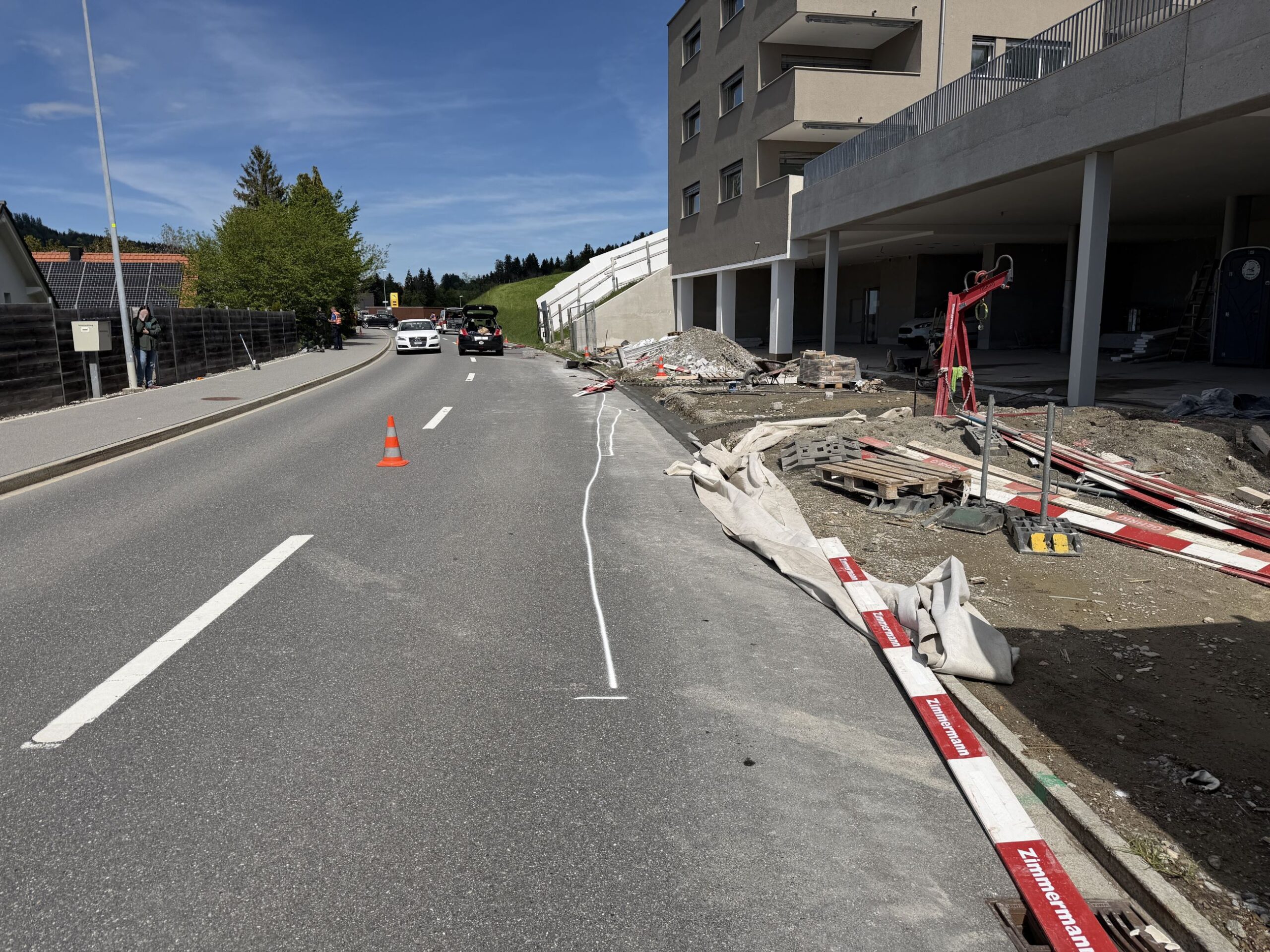 Wald AR: Auto rast in Baustelle – zwei Bauarbeiter schwer verletzt eingeflogen