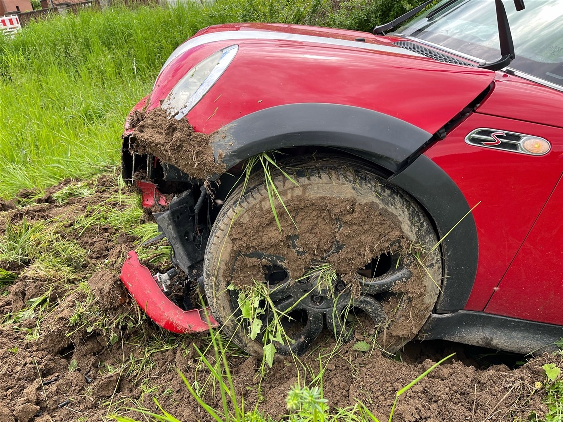 Porta Westfalica, Nordrhein-Westfalen: Auto landet nach Unfall im Graben