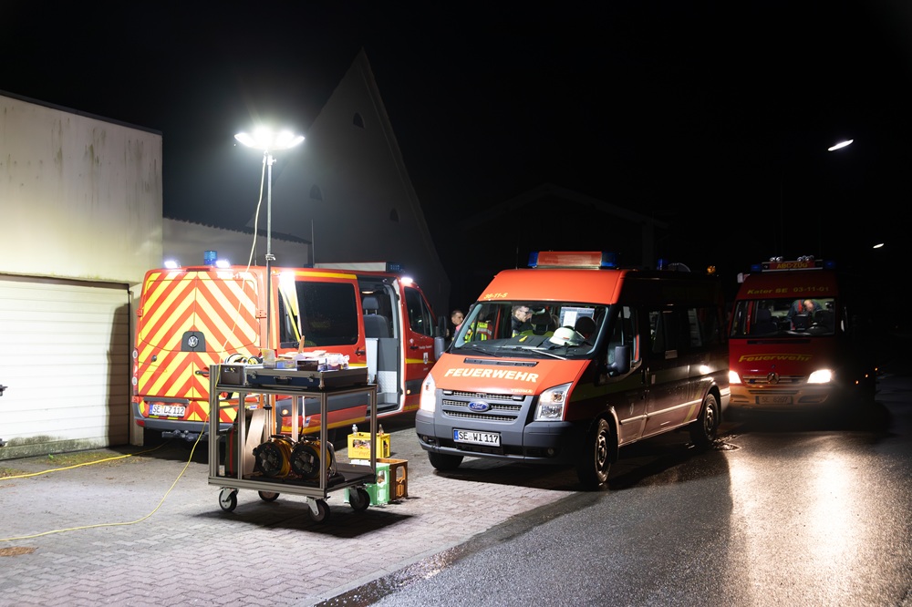 Leezen, SH: Gefahrstoff tritt in Molkerei aus – 65 Einsatzkräfte im Großeinsatz