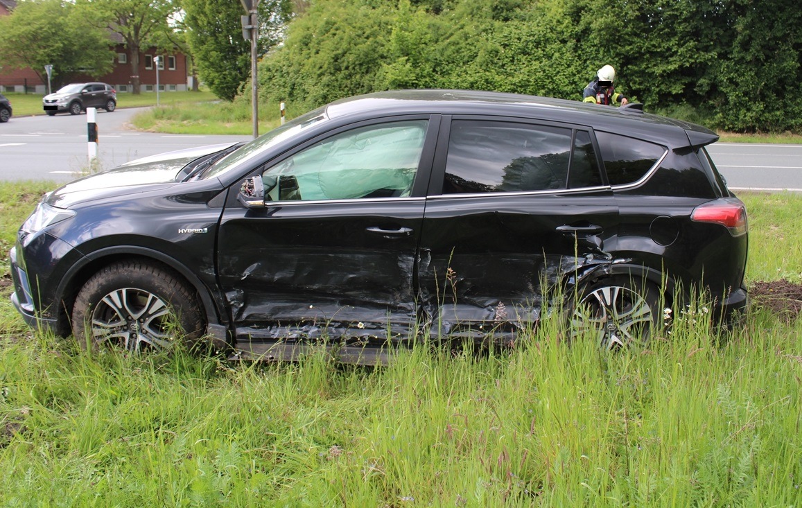 Espelkamp, Nordrhein-Westfalen: Drei Verletzte nach Unfall an Kreuzung