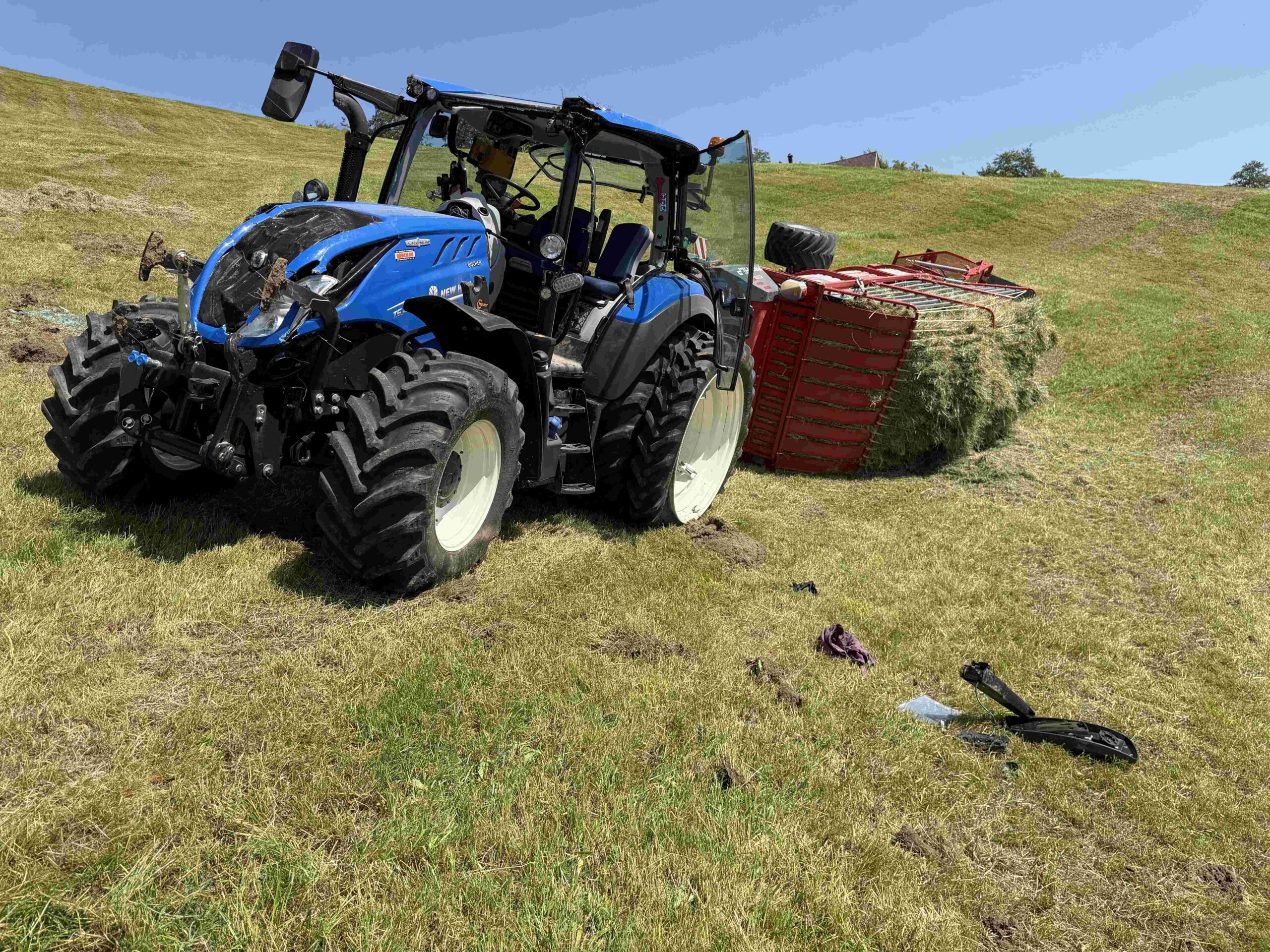 Rehetobel AR: Traktor und Ladewagen überschlagen sich an steilem Hang