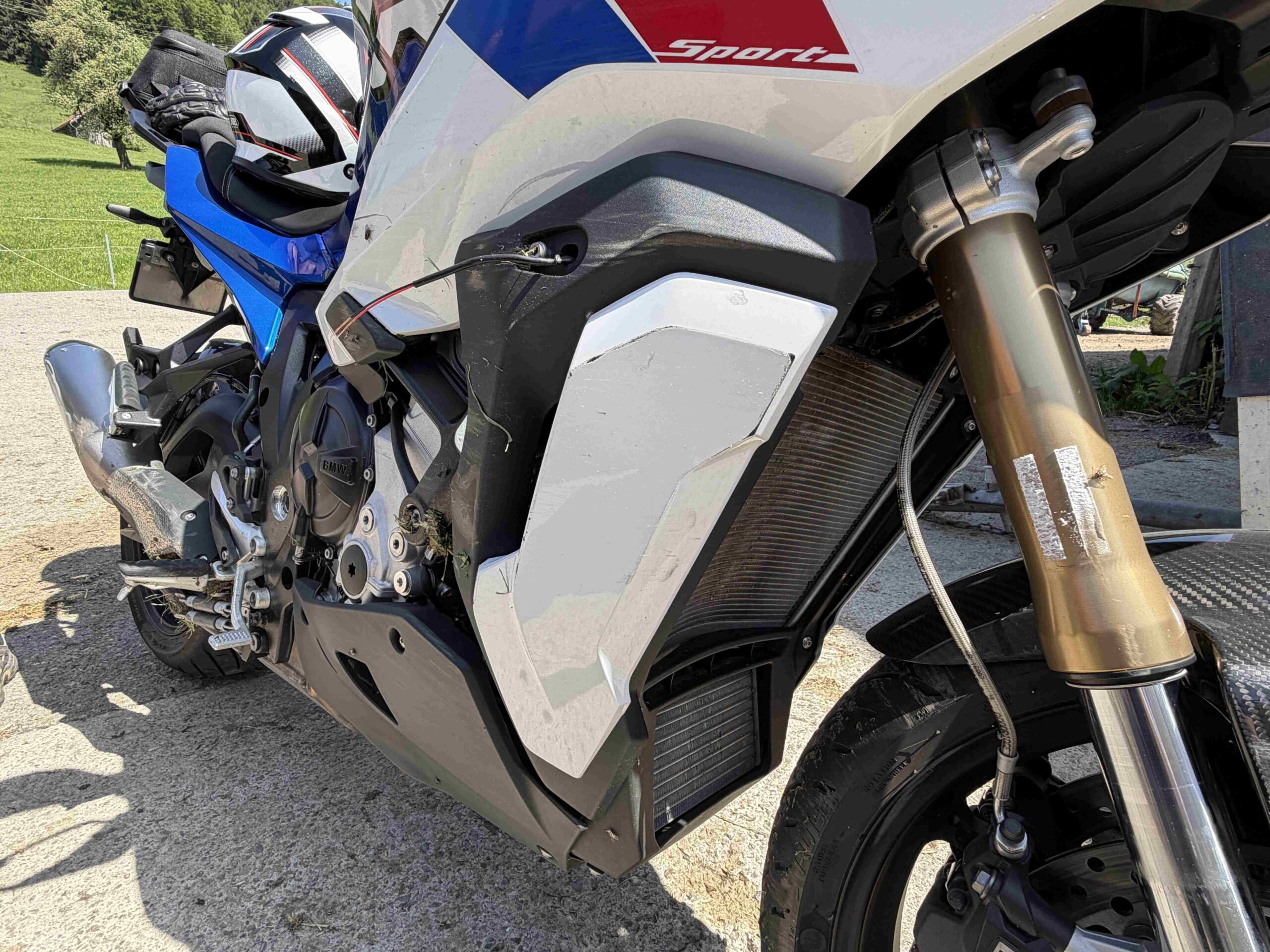 Urnäsch AR: Motorradfahrer kracht beim Überholen in abbiegendes Auto