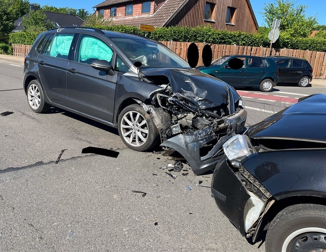 Minden, NRW: Zweijähriger bei Kreuzungsunfall leicht verletzt
