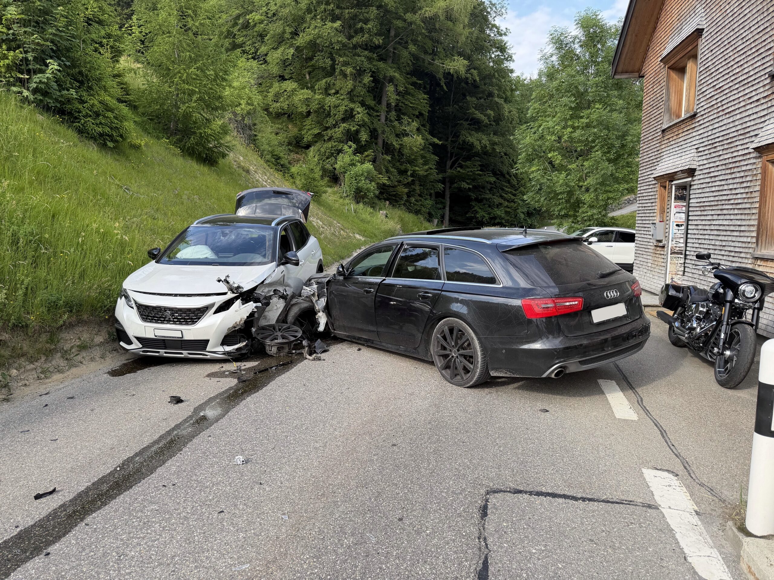 Rehetobel AR: Zwei Autos krachen in Linkskurve frontal zusammen