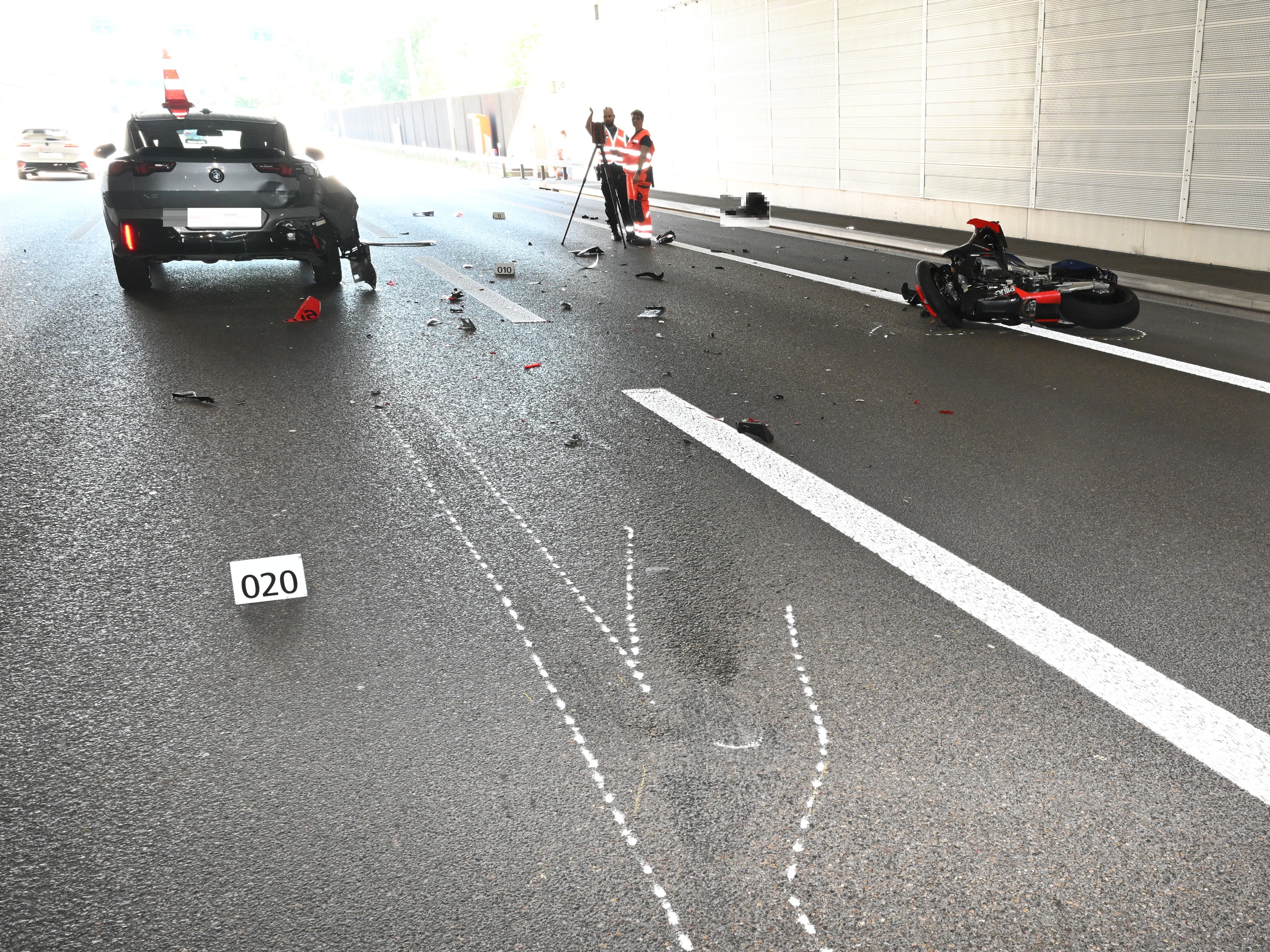 Kloten ZH: Töfffahrer prallt im Bubenholztunnel in Auto und wird schwer verletzt