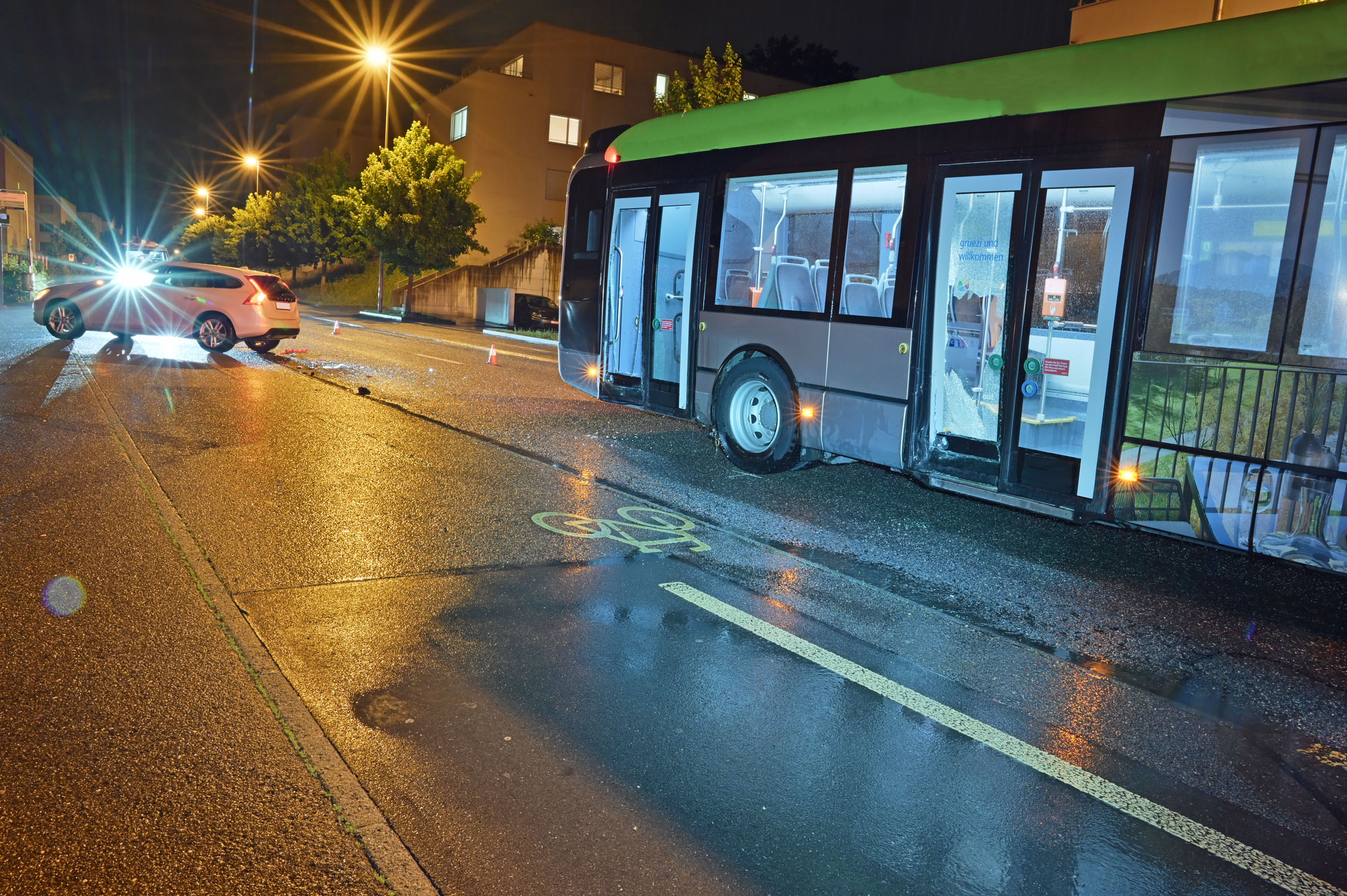Emmen LU: Autofahrer kollidiert beim Rückwärtsfahren mit Linienbus in Emmen