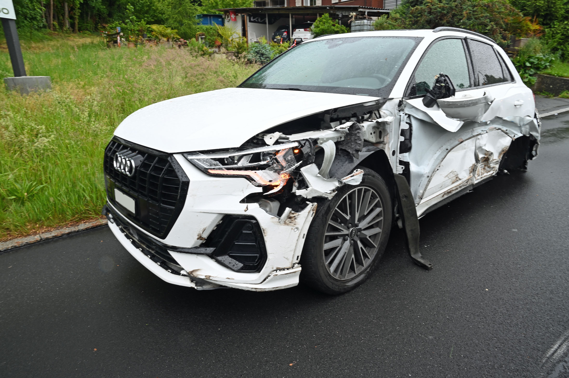 Greppen LU: Autofahrer gerät auf Gegenfahrbahn und kollidiert mit zwei Autos
