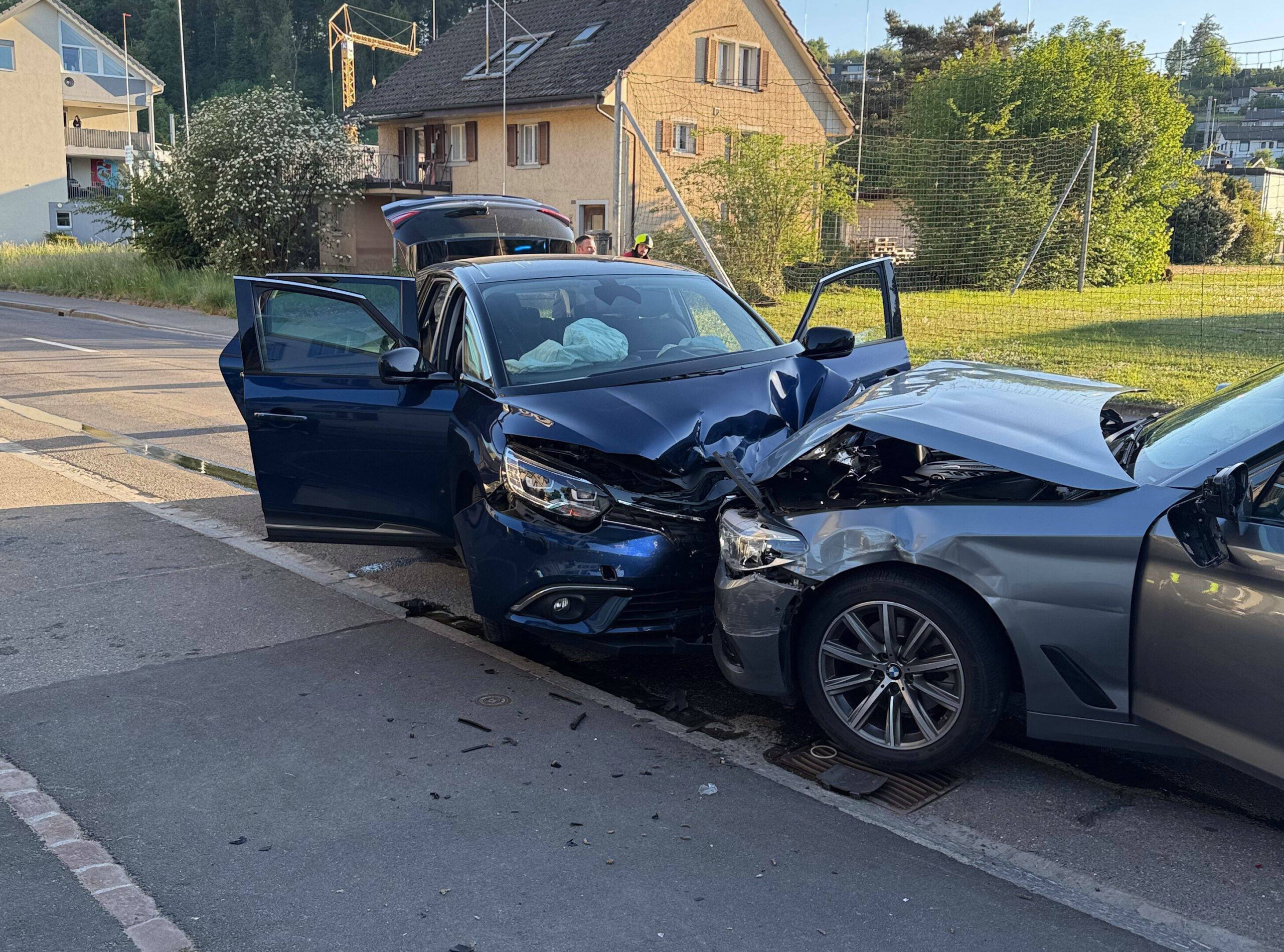 Seon AG: Insekt lenkt Autofahrerin (26) ab – Frontalkollision mit Verletzten