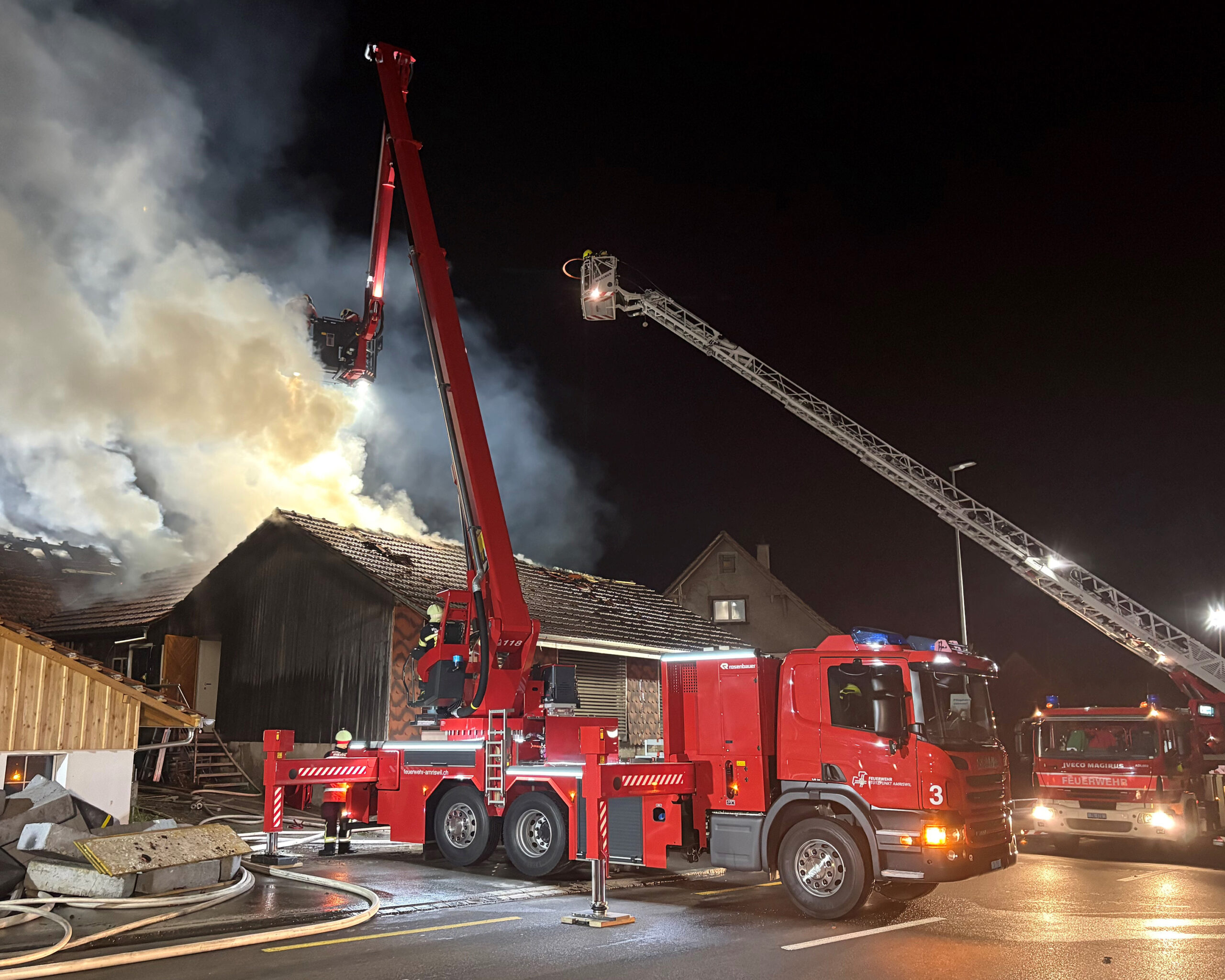 Riedt bei Erlen TG: Gewerbebau in Flammen – Millionenschaden nach Grossbrand