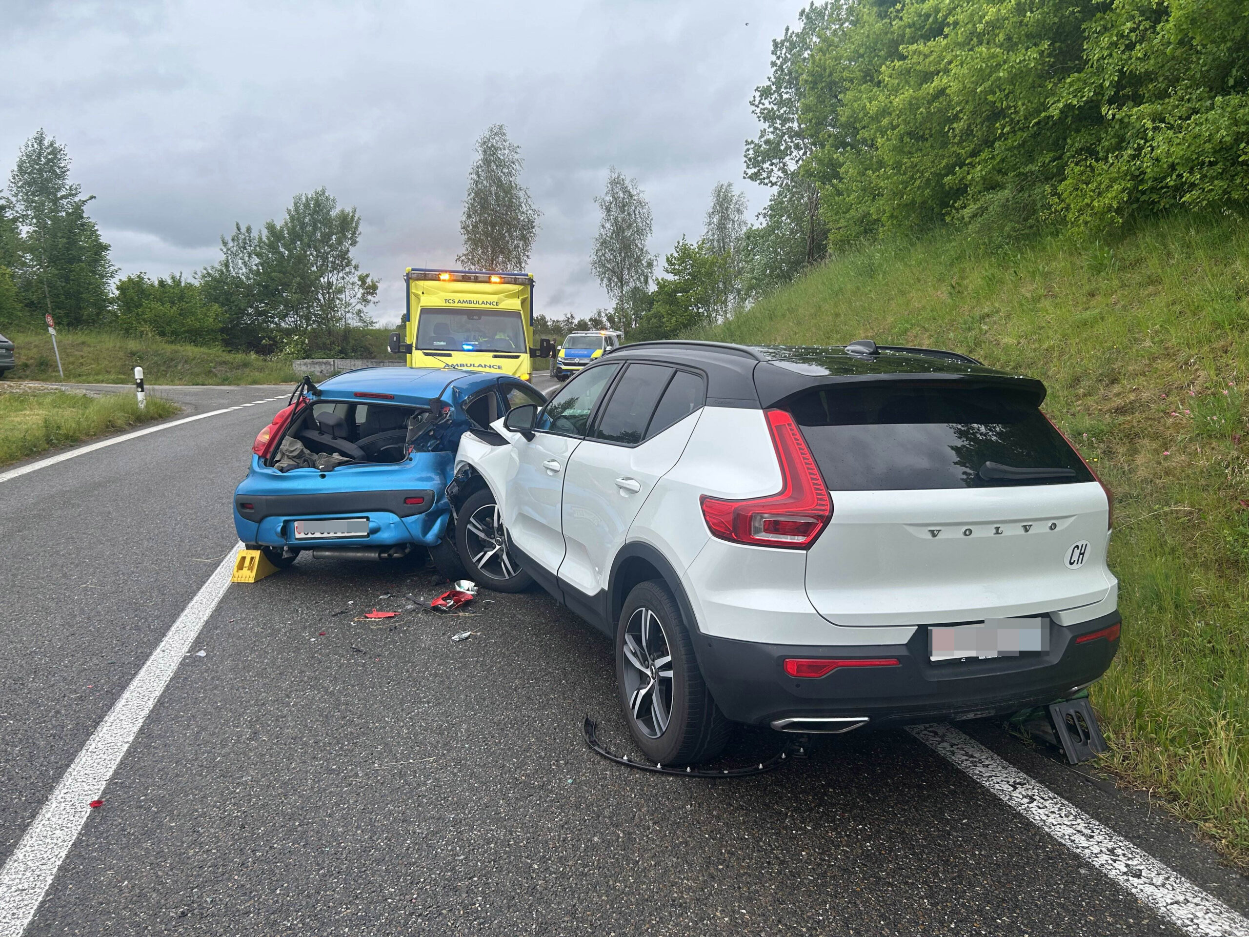 Zufikon AG: Auto schleudert auf nasser Strasse frontal in entgegenkommenden Volvo