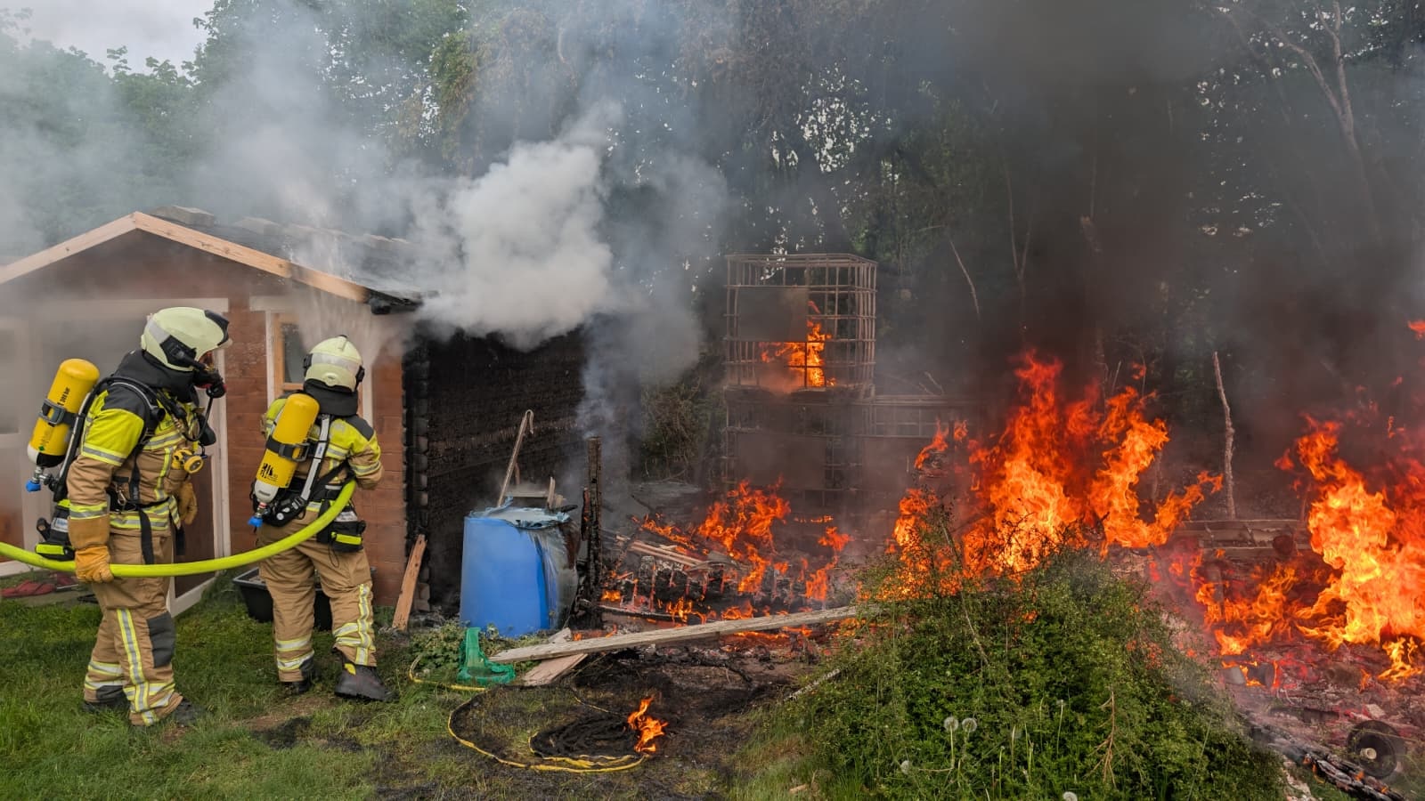 Dresden, SN: Gartenlaube brennt lichterloh – Feuer greift auf Gebäude über