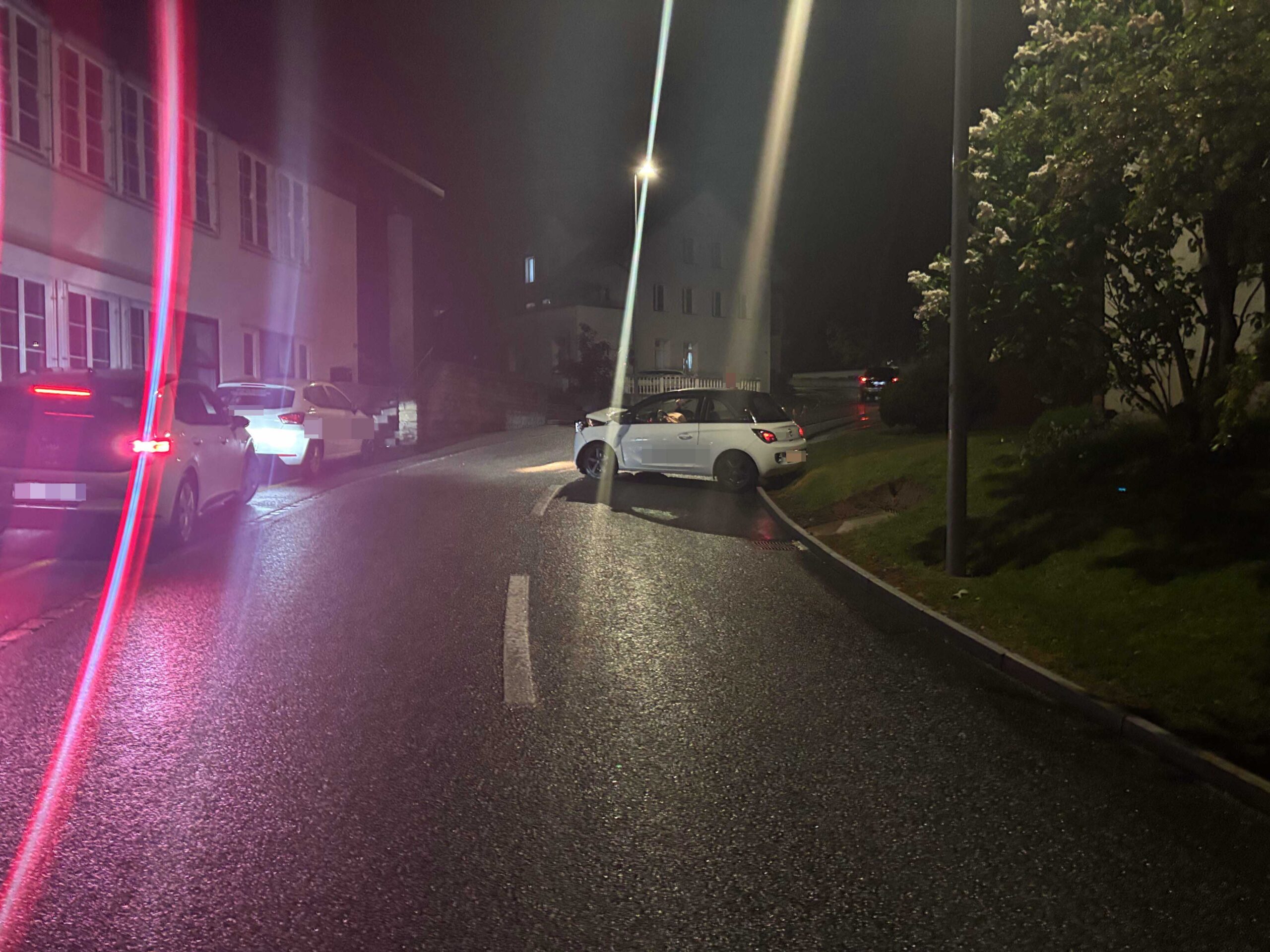 Burg AG: Autofahrer (54) nickt ein und kracht in parkiertes Auto und Mauer