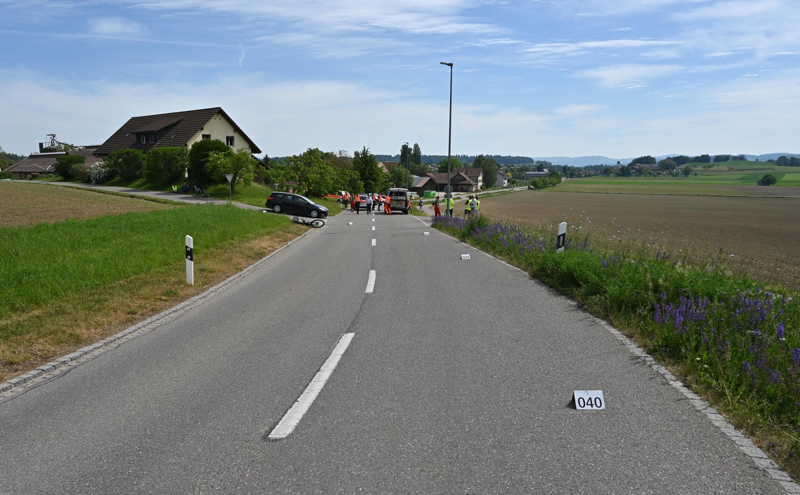 Dinhard ZH: E-Bike-Fahrerin nach Kollision mit Auto per Helikopter ins Spital geflogen