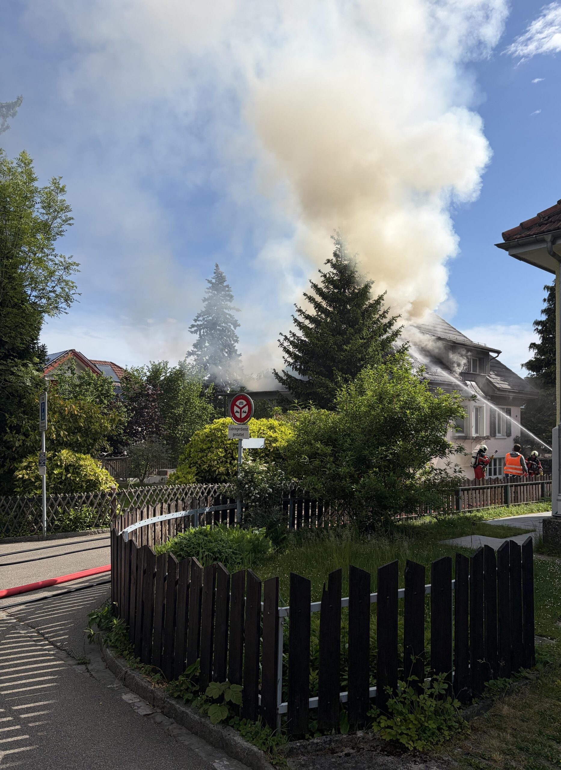 Schlieren ZH: Dachstock von Einfamilienhaus brennt – Schaden in Hunderttausenderhöhe