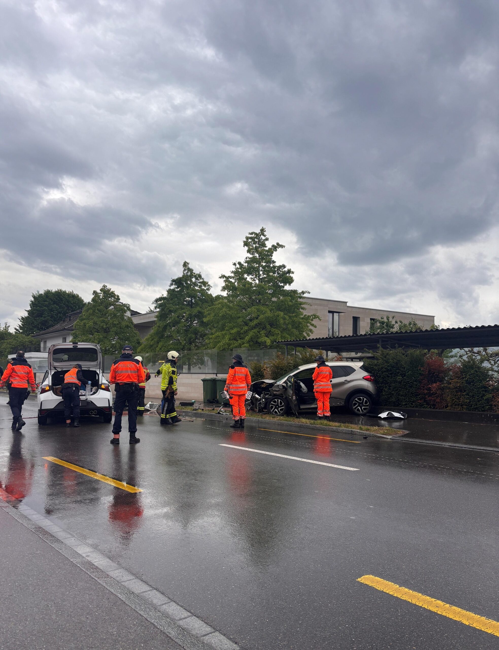 Stäfa ZH: Auto gerät auf Gegenfahrbahn und kracht frontal in entgegenkommenden Wagen