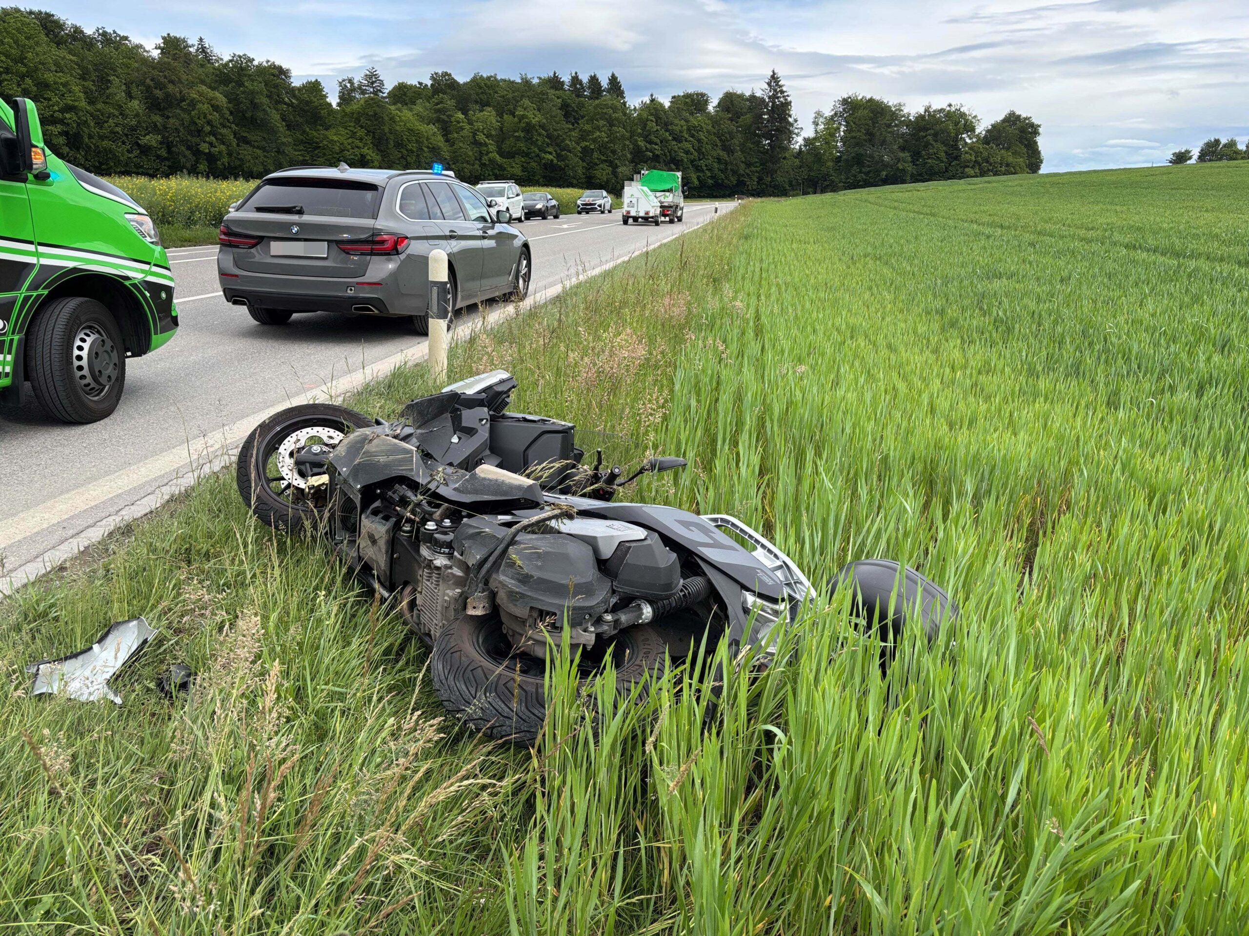 Seon AG: Motorradfahrer überholt trotz Sperrfläche und kracht in abbiegendes Auto