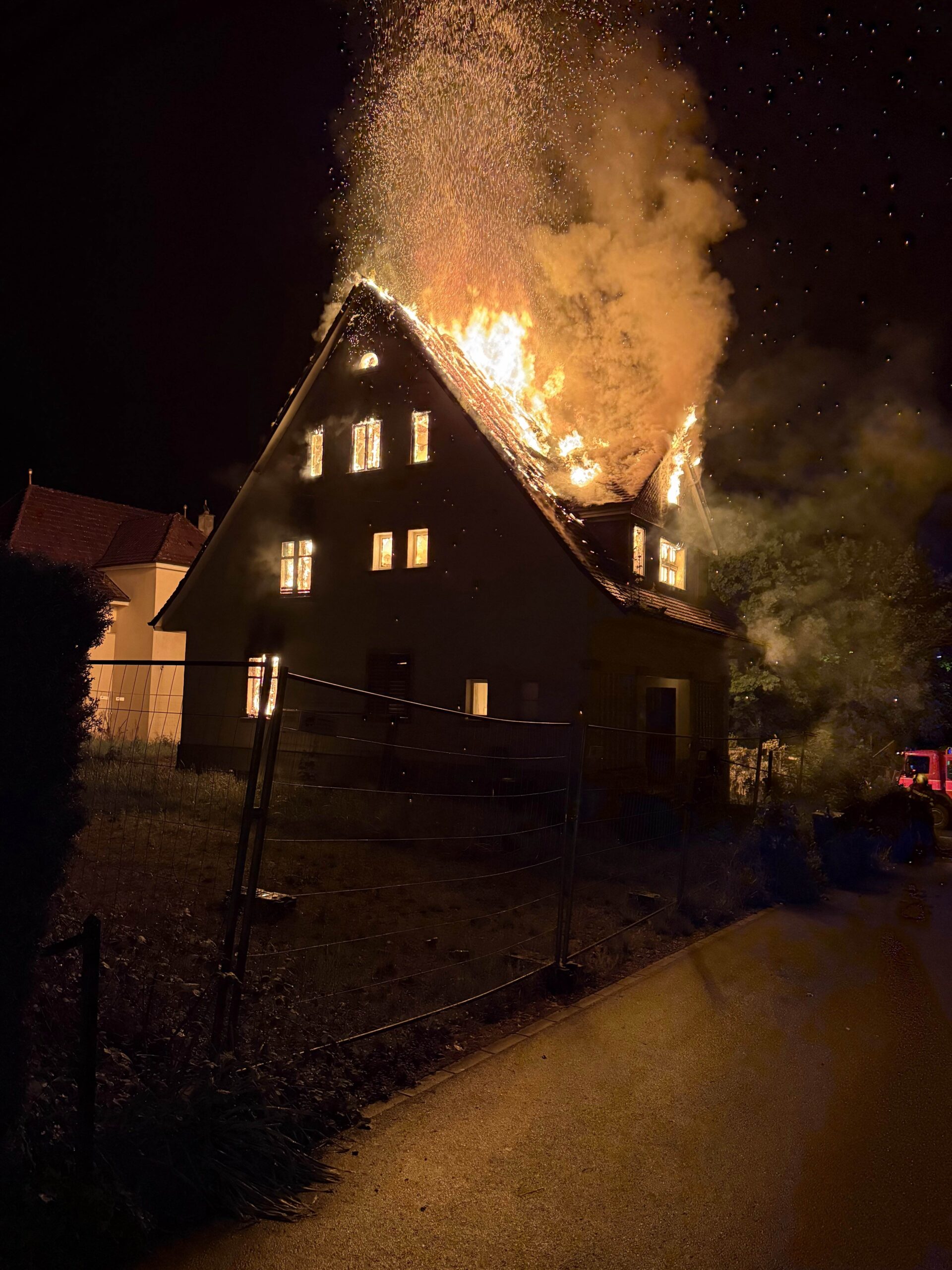 Reinach AG: Grossbrand zerstört Einfamilienhaus – Polizei ermittelt zur Ursache