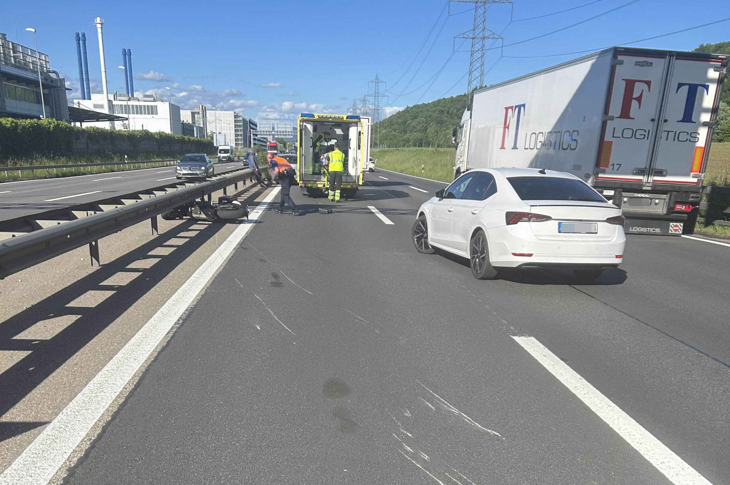 Kaiseraugst AG: Motorradfahrer prallt auf A3 in Lieferwagen – Rückstau im Berufsverkehr