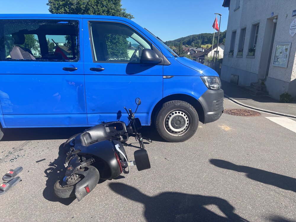 Neuenhof AG: Automobilist missachtet Vortritt – zwei Jugendliche auf E-Roller verletzt