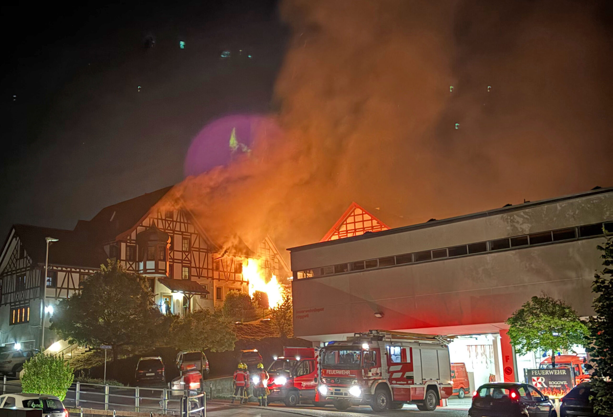Roggwil TG: Feuer greift auf Mehrfamilienhaus über – Feuerwehrmann verletzt
