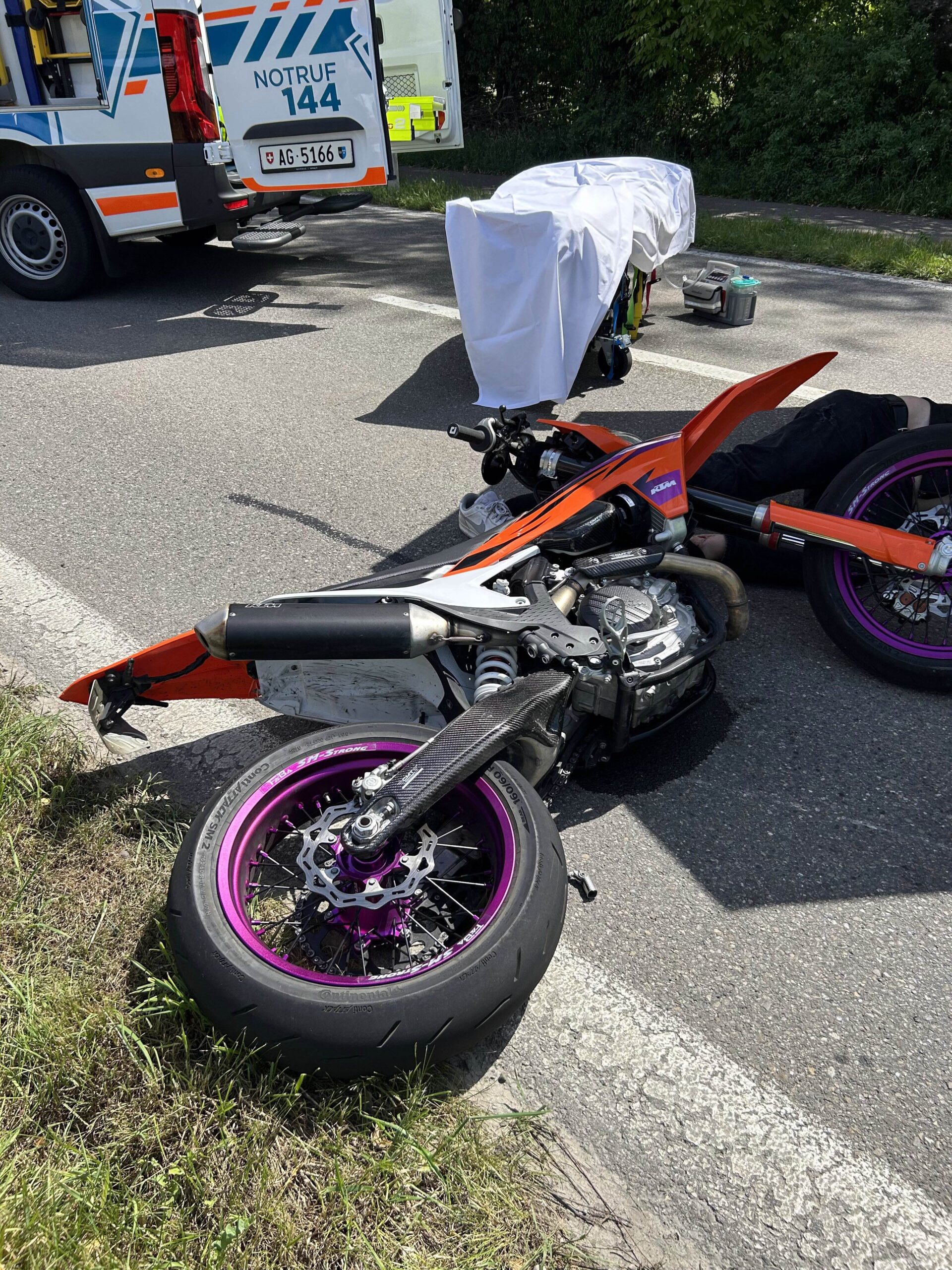 Mellingen AG: „Wheelie“ misslingt – Motorrad-Neulenker schwer verletzt