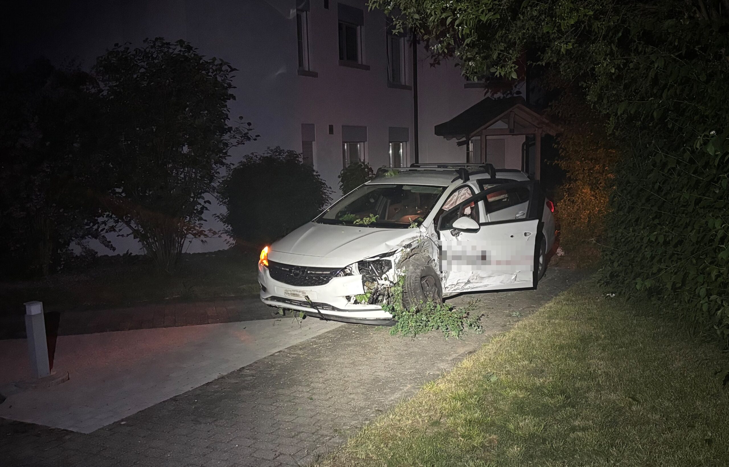 Pfyn TG: Frontalzusammenstoss mit Traktor verhindert – Auto landet vor Wohnhaus