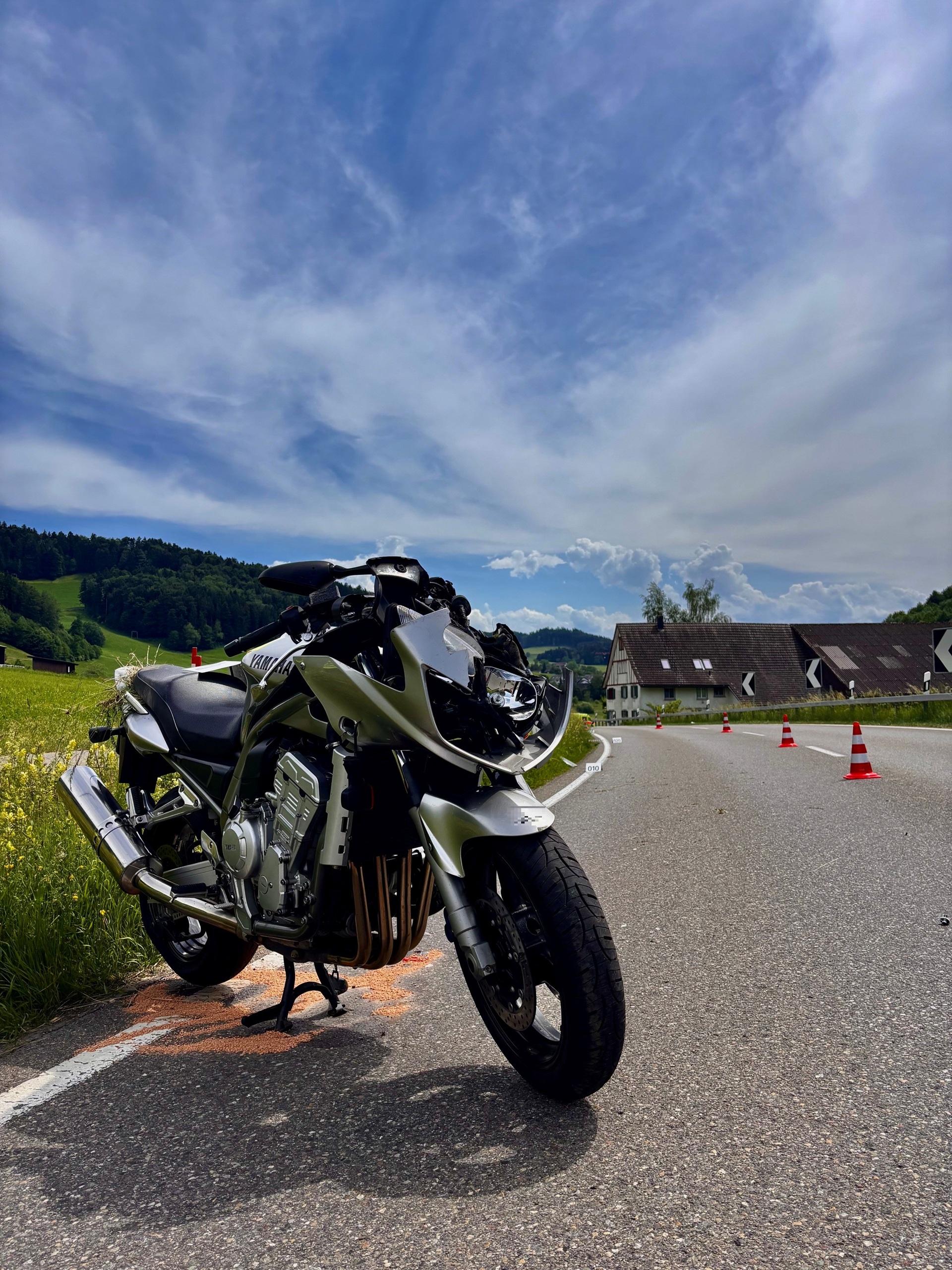 Bäretswil ZH: Töff kommt von Strasse ab – Lenker schwer verletzt ins Spital geflogen