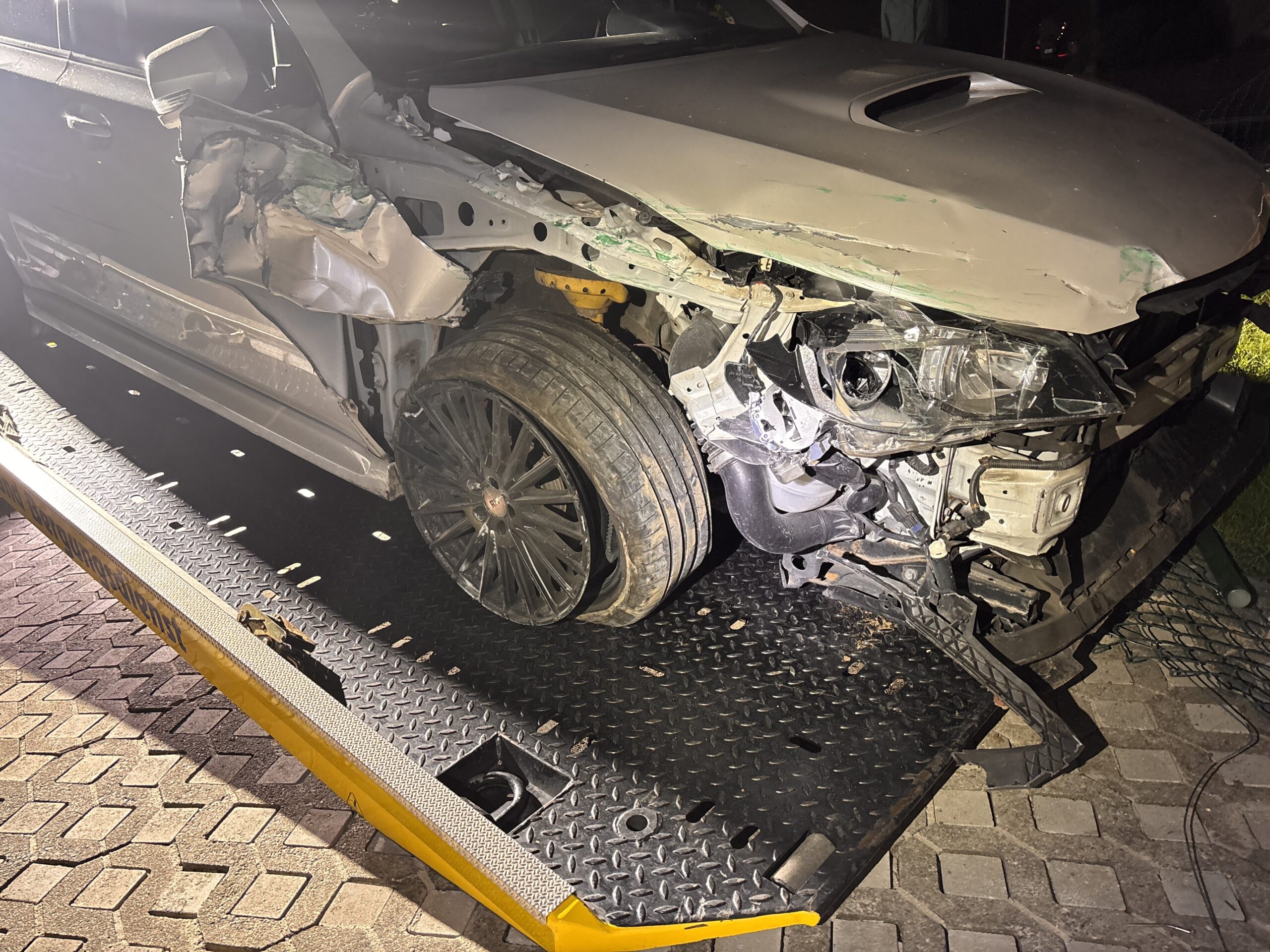 Fahrwangen AG: Polizeiflucht endet mit Crash in Hauswand – Lenker und Hund unverletzt